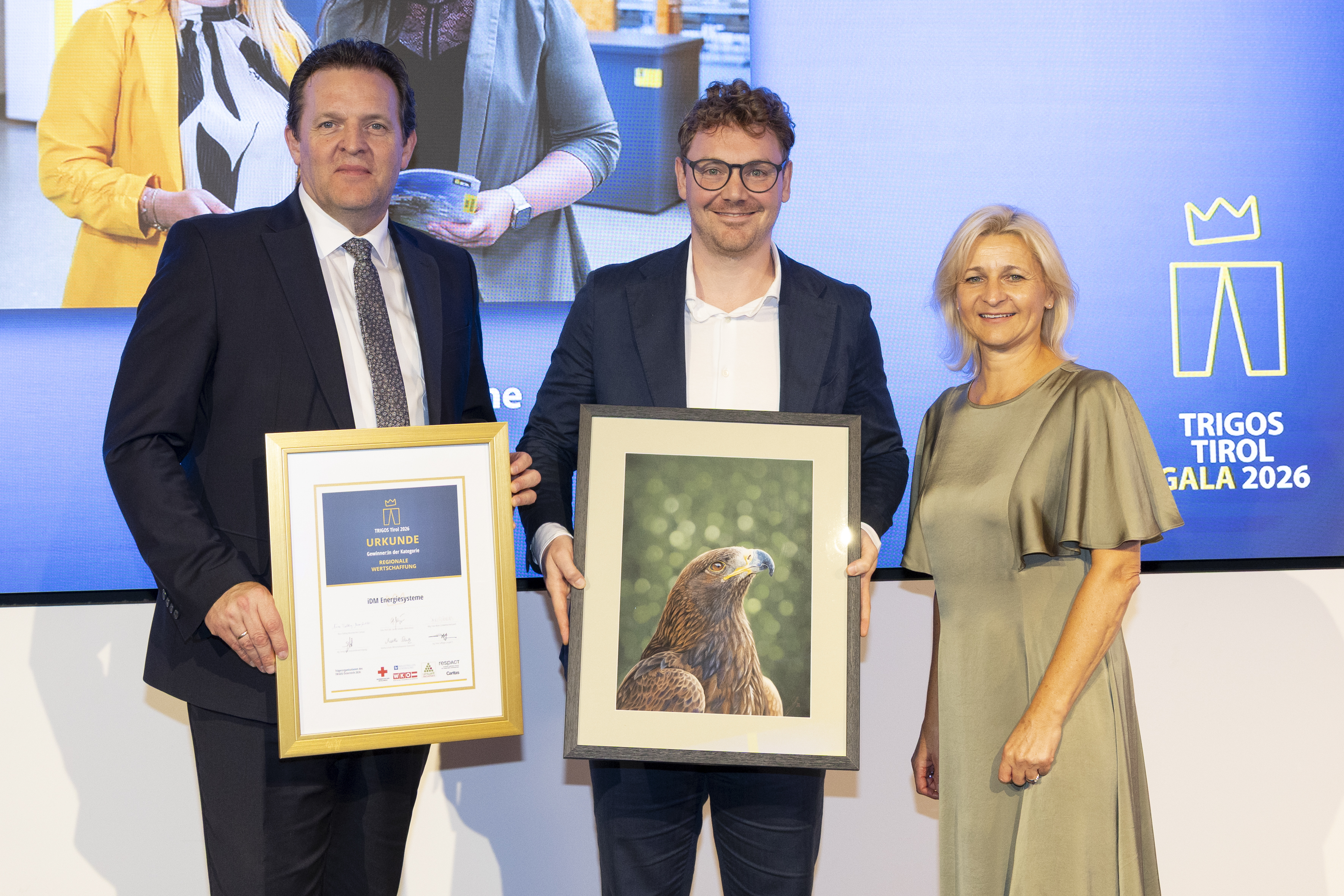 Sieger Kategorie "Regionale Wertsch&ouml;pfung": iDM Energiesysteme. Direktorin der Wirtschaftskammer Tirol, Evelyn Geiger-Anker, und Landesrat Ren&eacute; Zumtobel (l.) gratulieren Thomas Pletzer, Gesch&auml;ftsf&uuml;hrer iDM.