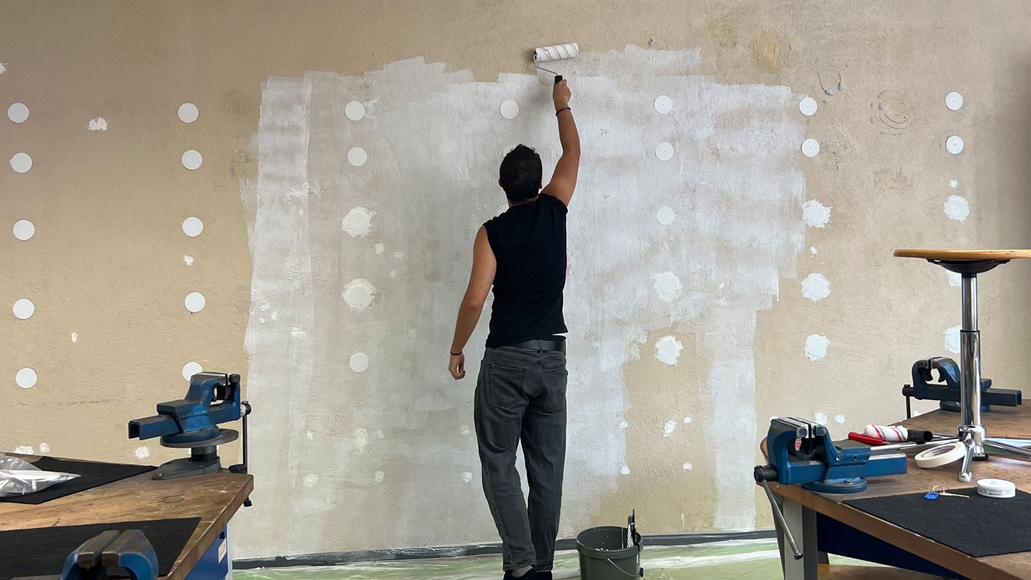  Raum für selbstständiges Arbeiten – Mit dem Vertrauen seines Ausbilders konnte Luca-Toni Langner seine eigenen Ideen beim Projekt „Die Wand“  umsetzen und Einblicke in verschiedene Tätigkeiten sammeln.