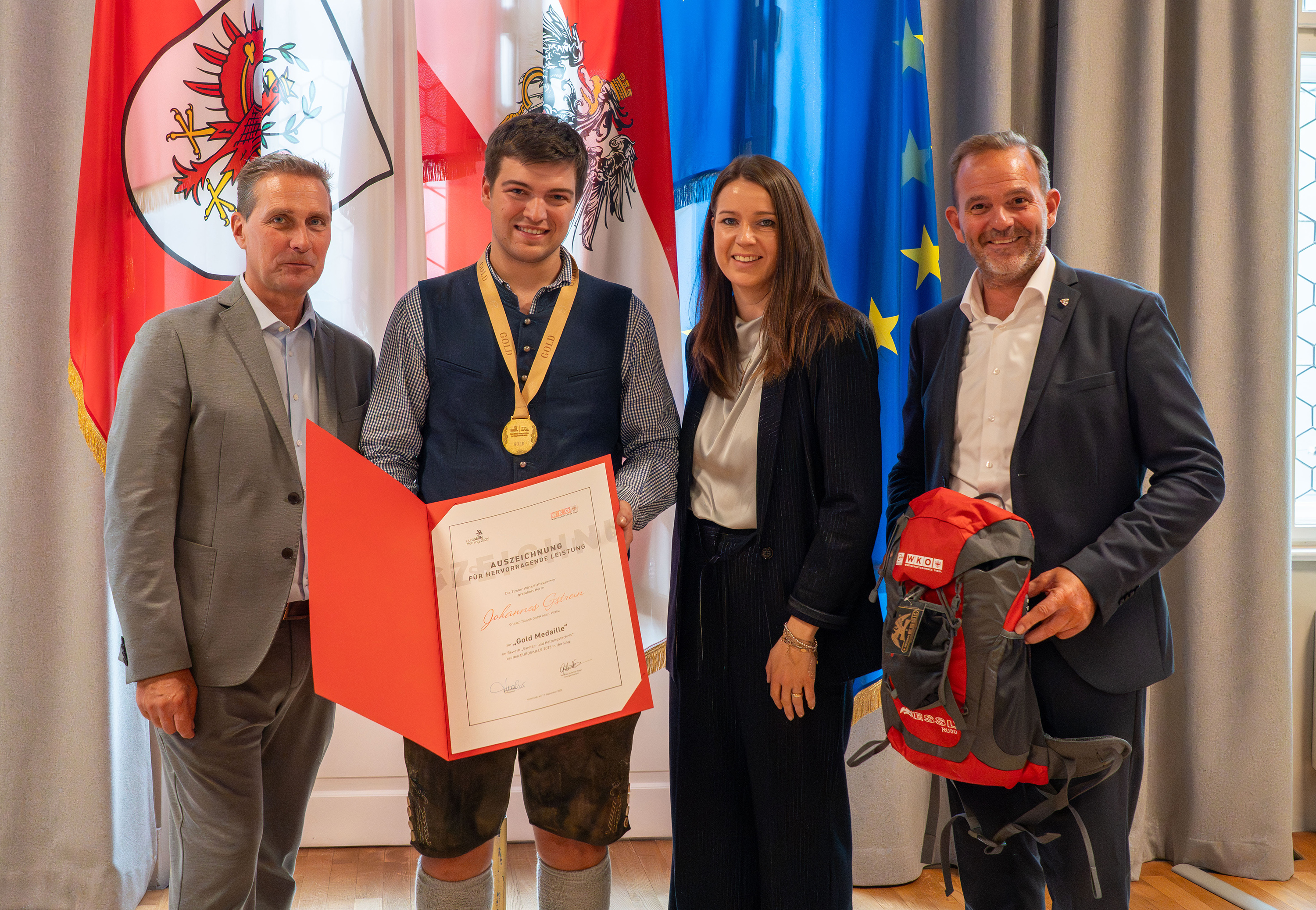 Spartenobmann Franz Jirka, Landesinnungsmeisterin Veronika Opbacher und WK-Fachkräftekoordinator David Narr (v.l.) gratulieren Berufs-Europameister Johannes Gstrein (2.v.l.) sehr herzlich.