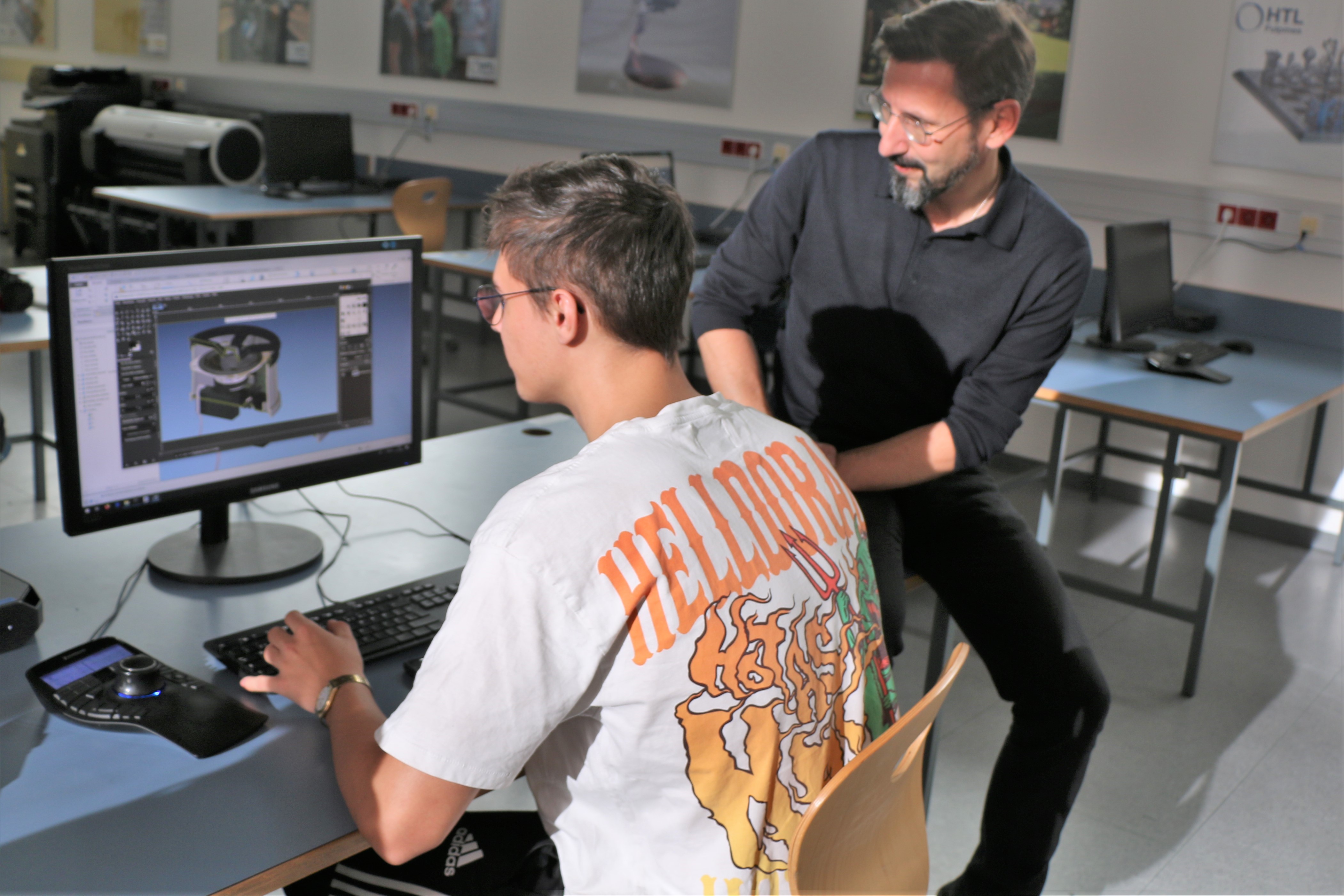 Die HTL Fulmpes unter der F&uuml;hrung von Direktor  Martin Schmidt&ndash;Baldassari (r.) z&auml;hlt zu den am besten ausgestatteten technischen Lehranstalten des Landes.  Davon profitieren sowohl die Sch&uuml;ler:innen als auch die heimische Metall-Branche.