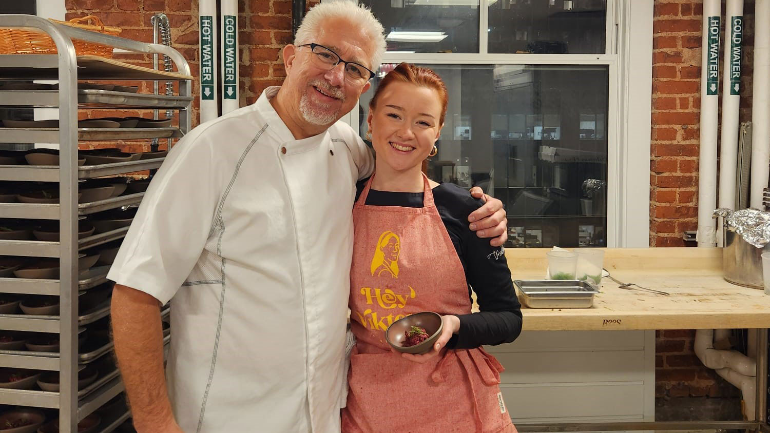 Der Dokumentarfilm zu ihrem Buch &bdquo;Meine Tiroler Welt&ldquo; war gewisserma&szlig;en die Eintrittskarte f&uuml;r Viktoria Fahringer zu den &bdquo;Emmys&ldquo;, wo sie mit dem aus der Steiermark <br />
stammenden Starkoch und Restaurantbesitzer <br />
Erwin Schr&ouml;ttner zusammenarbeitete.