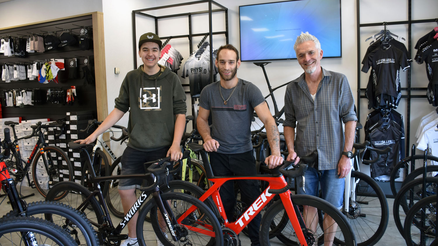 Tom Siller (r.) freut sich über seine Fahrradmechatroniker-Lehrlinge René Wild und Moritz Schagerl (l.).