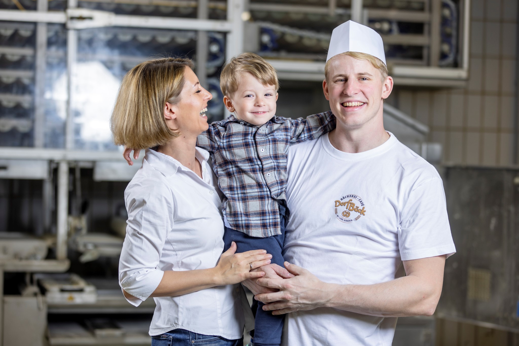 Seit dem Jahr 2022 führt Christina Sailer-Wurm gemeinsam mit ihrem Mann Manuel den "Dorfbäck" und mit Sohnemann Maximilian schnuppert auch die achte Generation schon Backstubenluft.