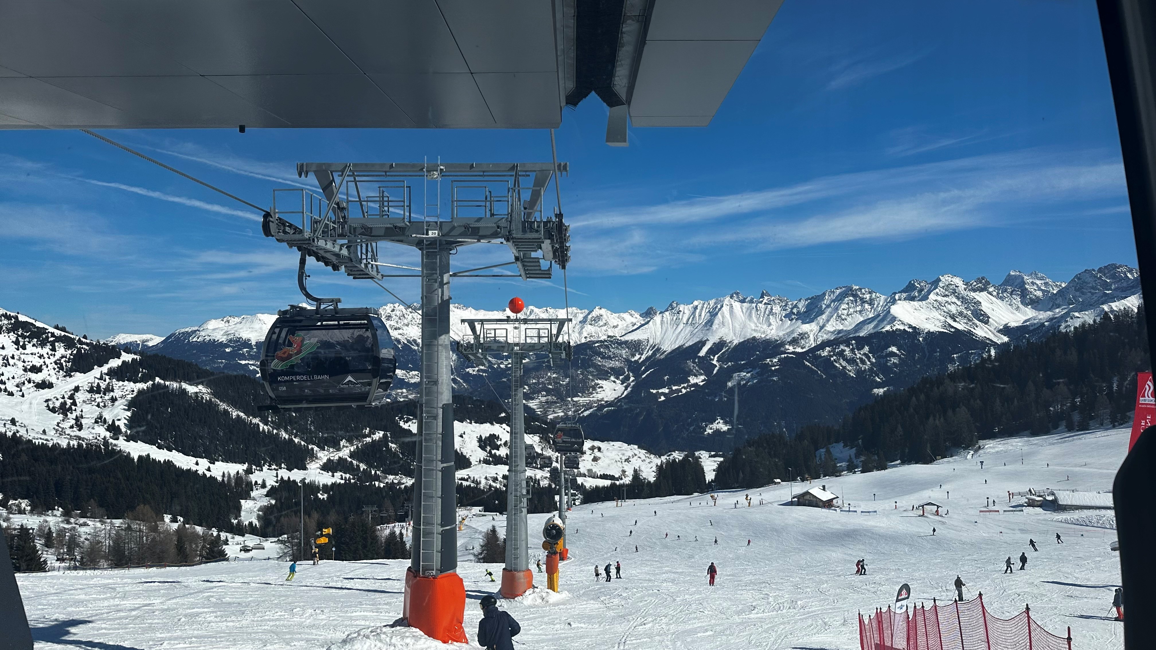 Arbeiten auf 2000 Metern H&ouml;he bedeutet K&auml;lte und Schnee, aber auch einen au&szlig;ergew&ouml;hnlichen Arbeitsplatz. 