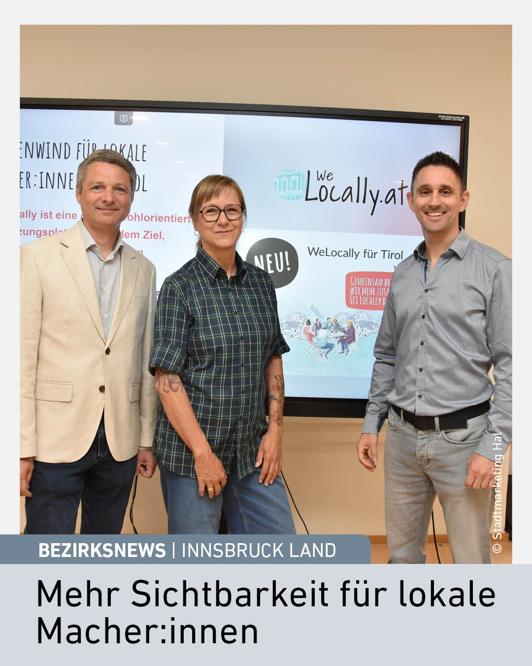 Michael Gsaller (Tourismusverband Region Hall-Wattens), Christine Zierer (WeLocally-Botschafterin f&uuml;r Innsbruck-Land) und Kurt Lorbek (WK Tirol) pr&auml;sentieren die Vernetzungsplattform WeLocally f&uuml;r mehr Sichtbarkeit lokaler Macher:innen in der Region Hall-Wattens.
