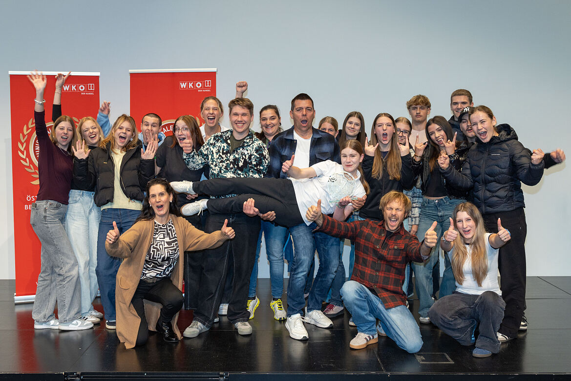 Anna Gruber wurde als "Junior Sales Champion National" von ihrem Chef Roland Unterlercher und ihrem Fanclub, bestehend aus Mitschüler:innen und Fachlerer:innen der TFBS Kitzbühel, gebührend gefeiert.