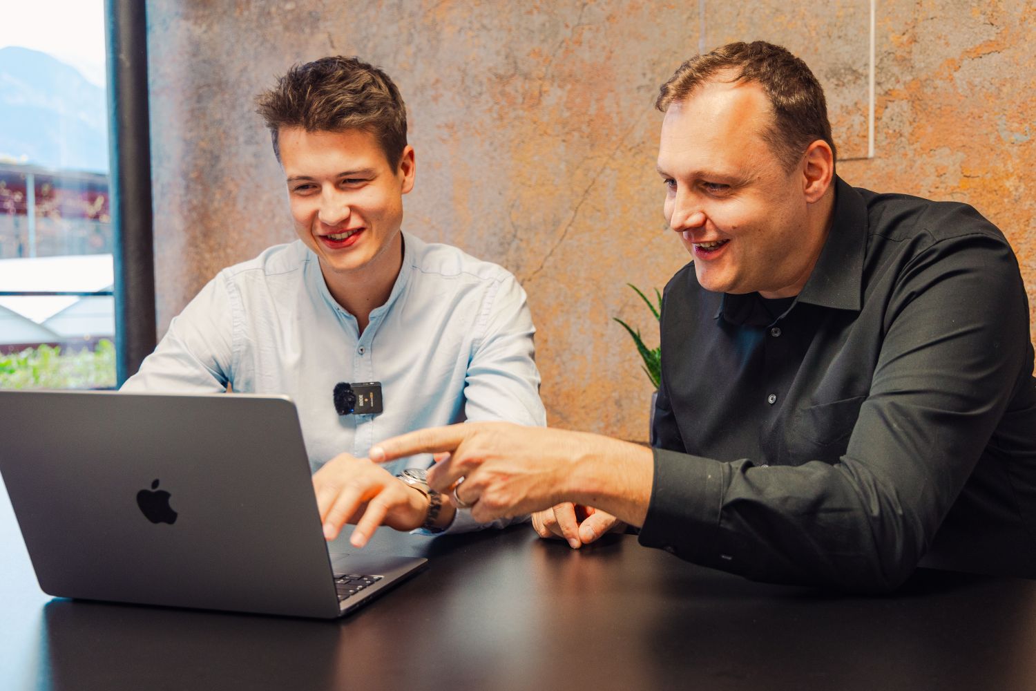 Gef&uuml;hrt wird Kaino von Pius Fischer (r.) und Florian K&ouml;llich. Das Team bringt KI dorthin, wo sie in ihren Abl&auml;ufen messbaren Nutzen stiftet: automatisiert, nachvollziehbar und im Rahmen des EU-KI-Gesetzes.