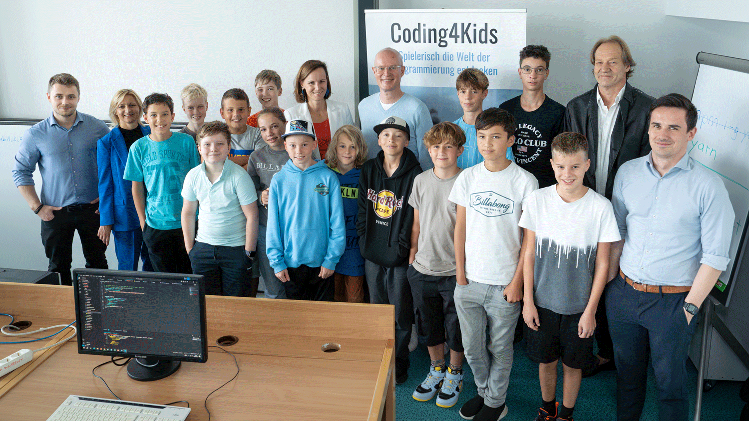 Die Schüler:innen des Programmierkurses „Coding4Kids“ in Innsbruck gemeinsam mit Generalsekretärin-Stv. Mariana Kühnel (hinten, 5.v.r.), Projektleiter Mario Eckmaier (hinten, 4.v.r.), IC-Spartenobmann Dietmar Hernegger (hinten, r.) und WK Tirol-Direktorin Evelyn Geiger-Anker (2.v.l.) und den beiden Trainern Kevin Riedl (l.) und Christof Jori (r.). 