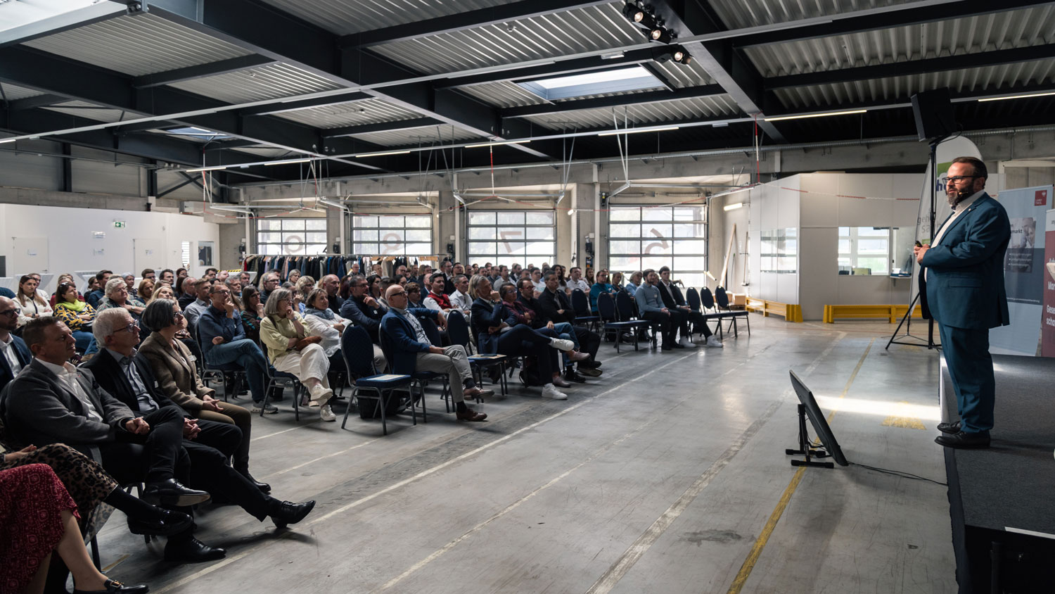Markus Reitshammer, engagiertes Mitglied des Ausbilderforums-Beirates. Vor zahlreichen Teilnehmer:innen sprach er &uuml;ber die Chancen innovativer Ausbildungskonzepte in einer sich wandelnden Arbeitswelt.<br />
