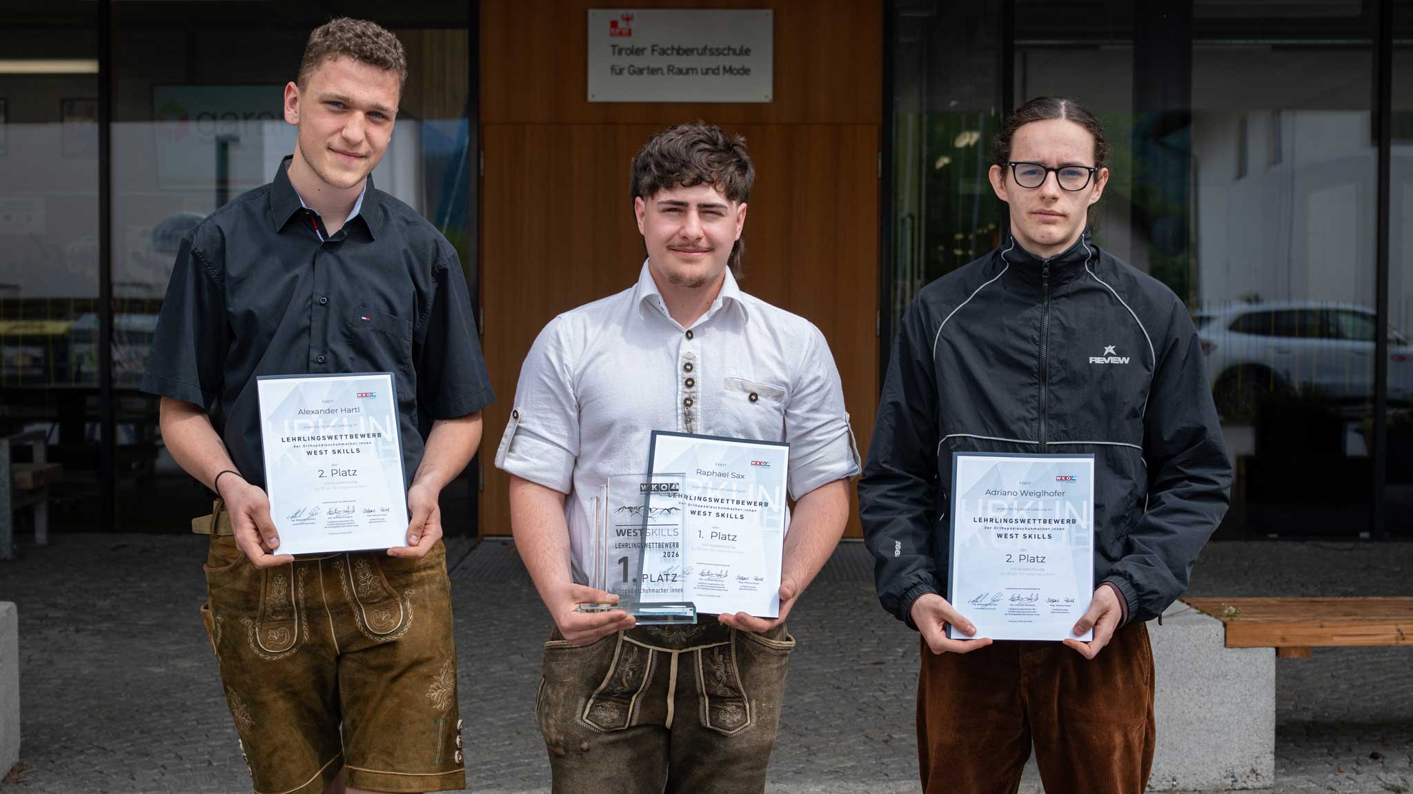 Sieger Raphael Sax (Mitte, Schuhhaus Hager GmbH, Oberndorf bei Salzburg) mit den ex aequo Zweitplatzierten Alexander Hartl (l., Forster Orthop&auml;dieschuhtechnik, Uttendorf) und Adriano Weiglhofer (r., Lambert Sanit&auml;tshaus, Salzburg).