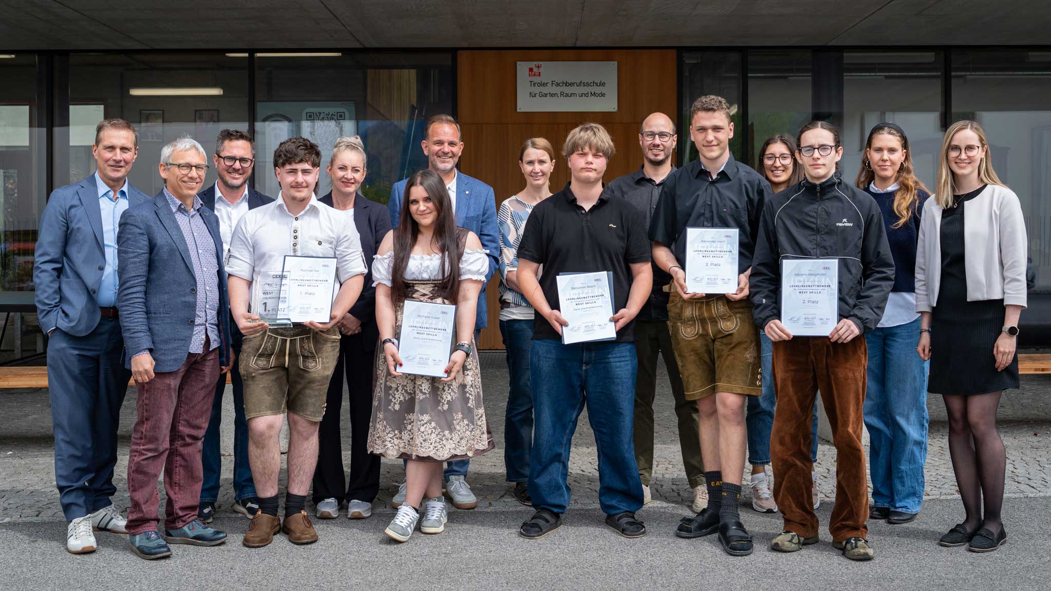 Bei der Preisverleihung in der Fachberufsschule in Hall erhielten alle f&uuml;nf Teilnehmer:innen die verdiente Anerkennung f&uuml;r ihre Top-Leistungen in Form von Wertgutscheinen und Sachpreisen. Dazu gratulierten das Organistions-Team und Ehreng&auml;ste.