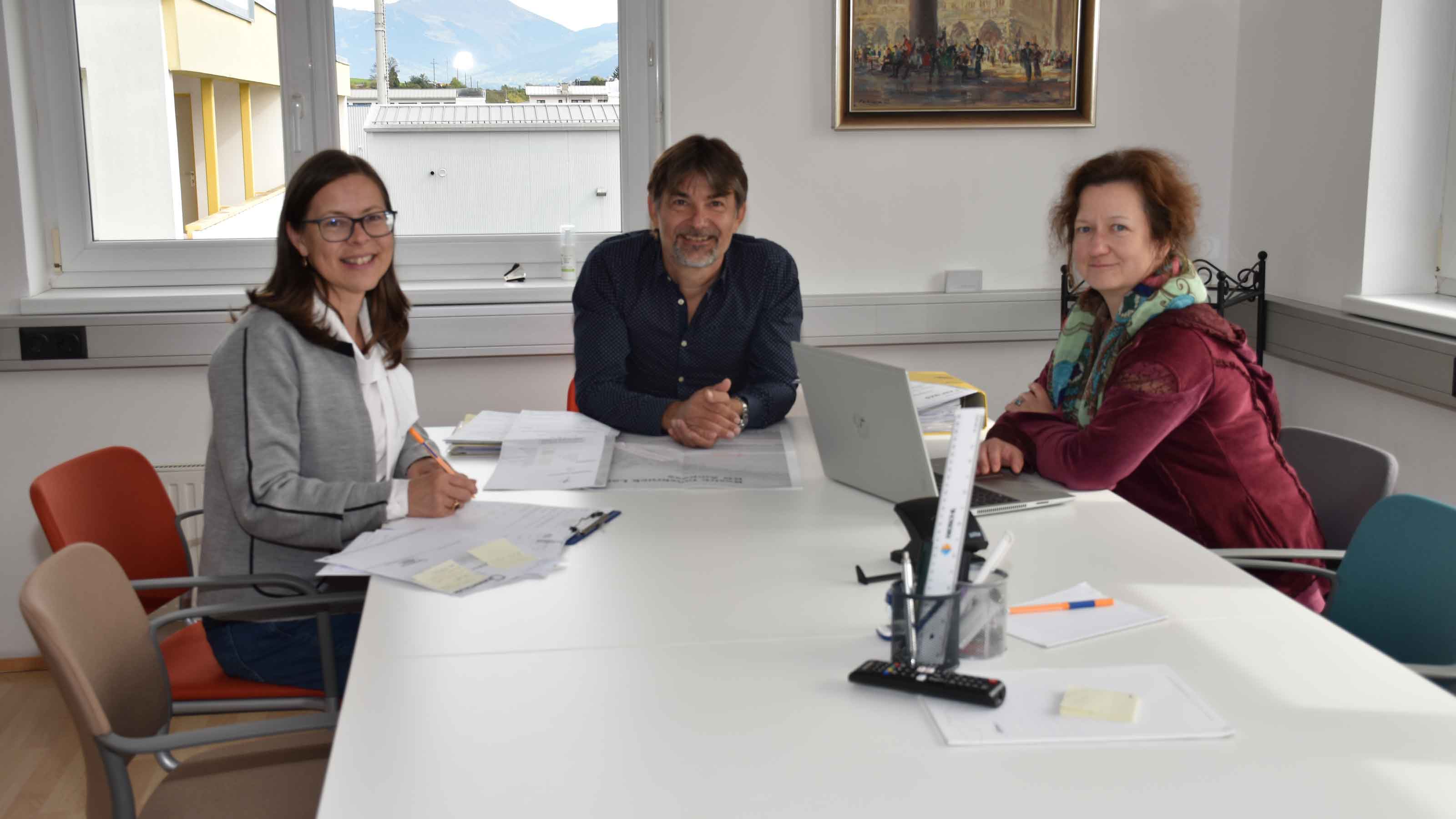 Helena Kolp (l.) und Christina Welzel (r.) verstärken das Team von Heinz Löderle (Mitte).