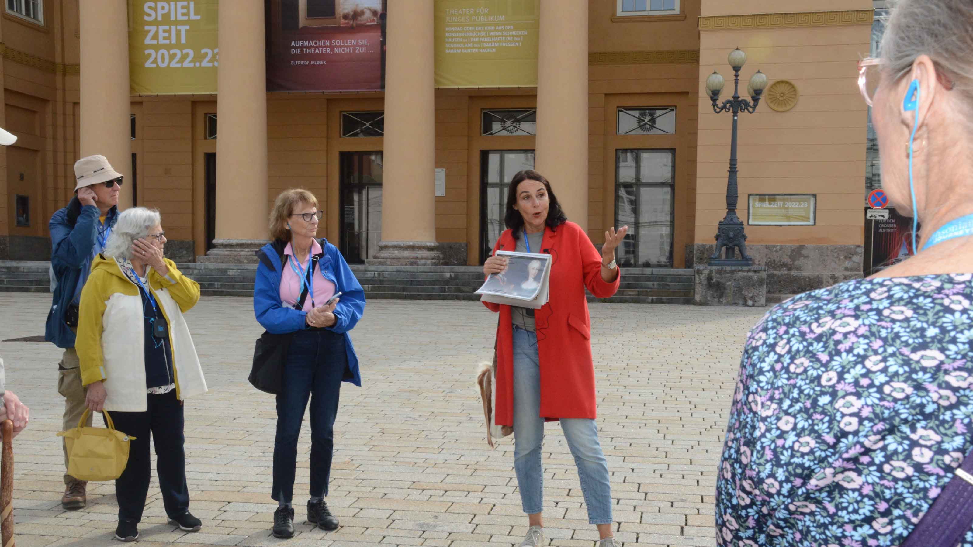 Antonella Placheta vor dem Landestheater in Innsbruck mit einer amerikanischen Reisegruppe