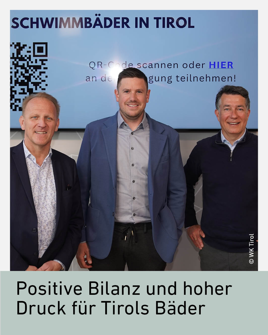 Drei l&auml;chelnde M&auml;nner in Business-Kleidung posieren vor einem Hintergrund mit einem QR-Code und dem Titel "Schwimmb&auml;der in Tirol".