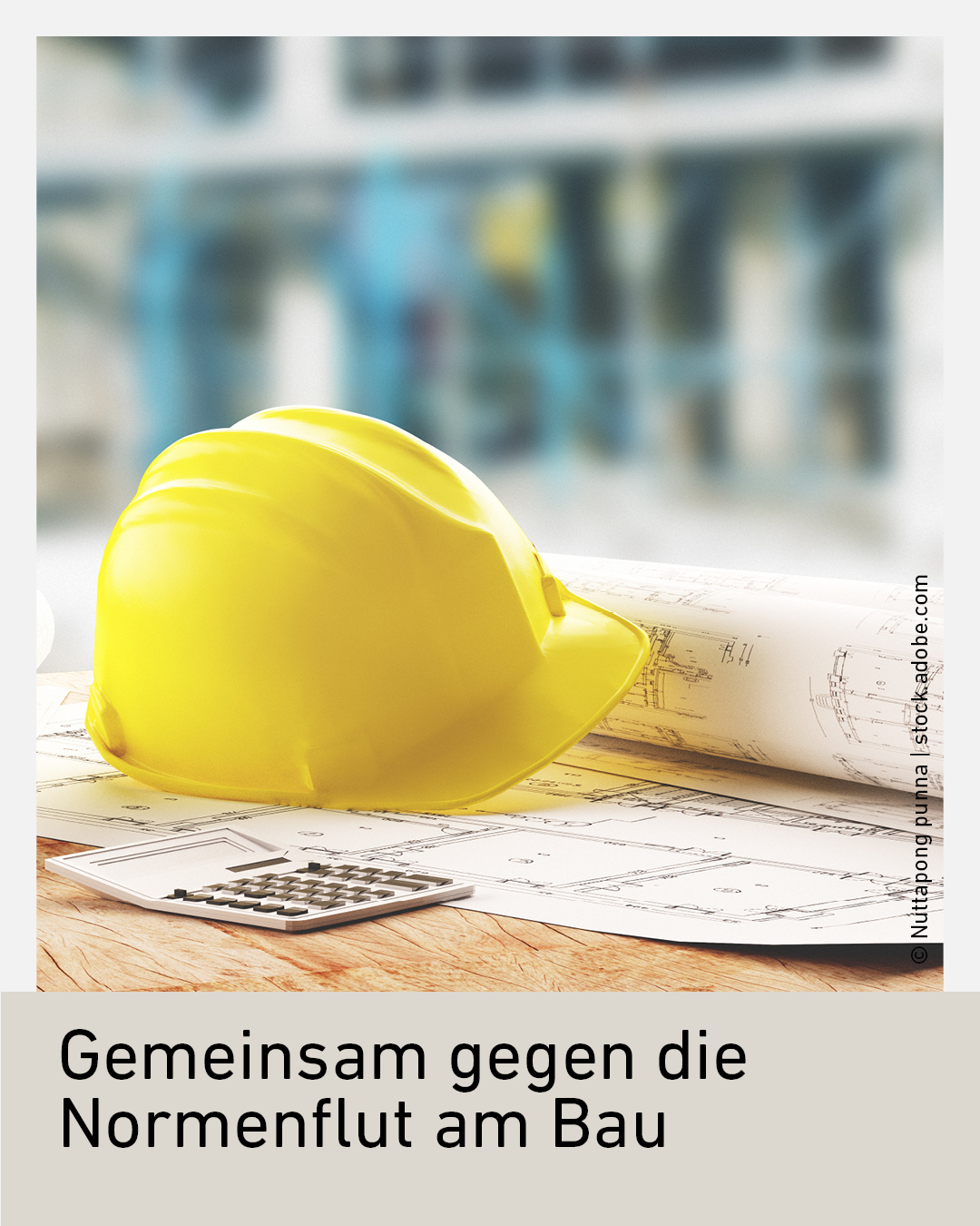 Ein gelber Sicherheitshelm liegt auf Baupl&auml;nen mit einem Taschenrechner auf einem Holztisch.