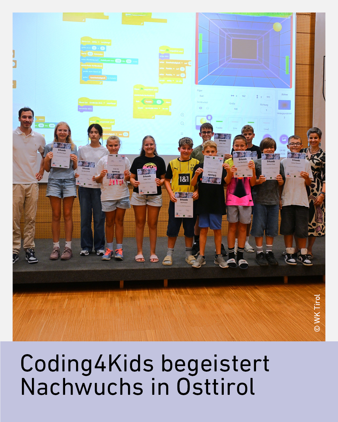 Eine Gruppe von Kindern h&auml;lt Schilder mit Informationen zu einem Programm namens "Coding4Kids" in die Kamera, das in Osttirol stattfindet.
