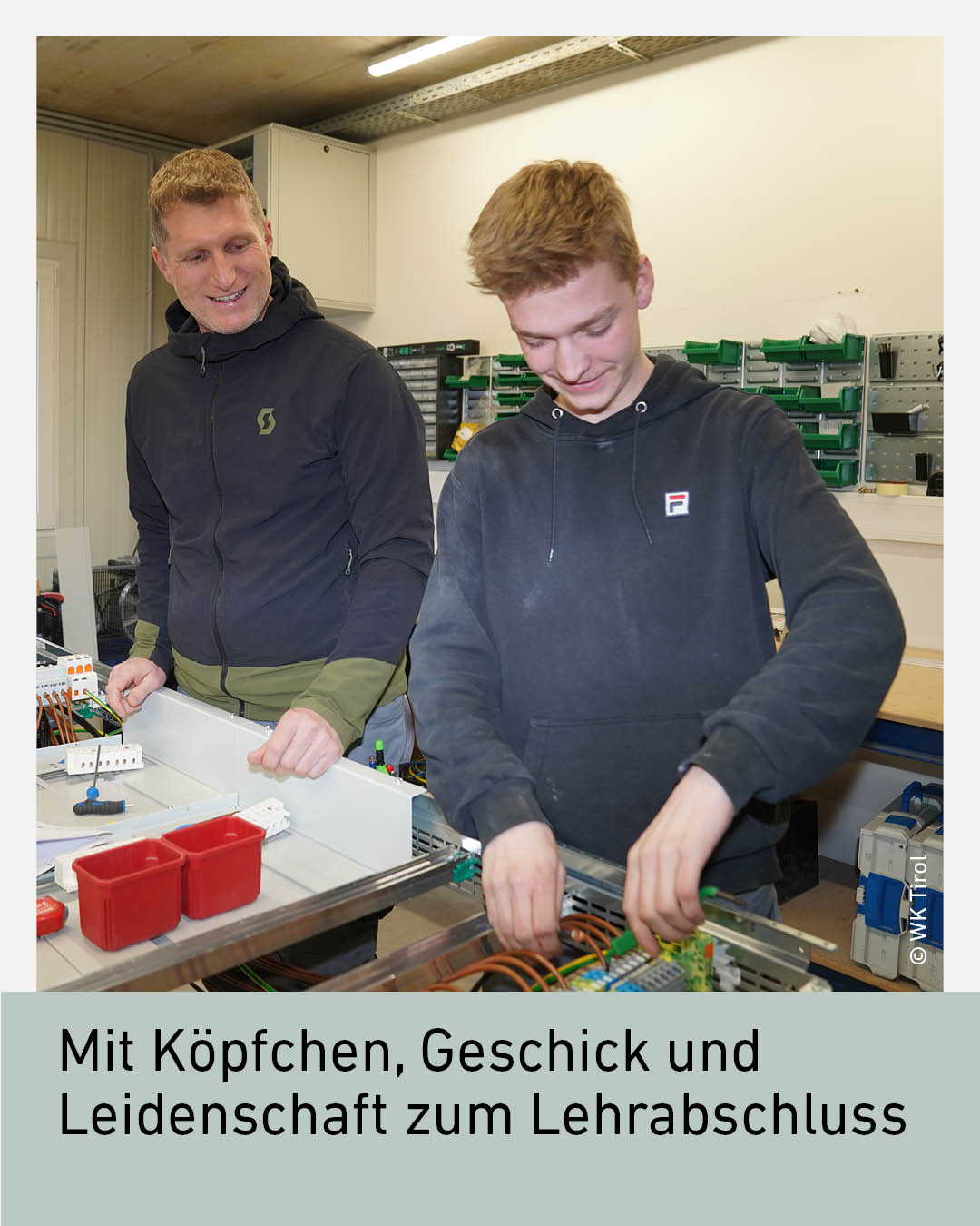 Lehrling und Ausbilder bei Elektro Manni in Volders arbeiten an Verteilerkasten, Ausbildung Elektrotechnik Tirol, Elektroinstallationstechniker Lehre, praxisnahe Lehrausbildung, Handwerk und Photovoltaik Ausbildung Tirol