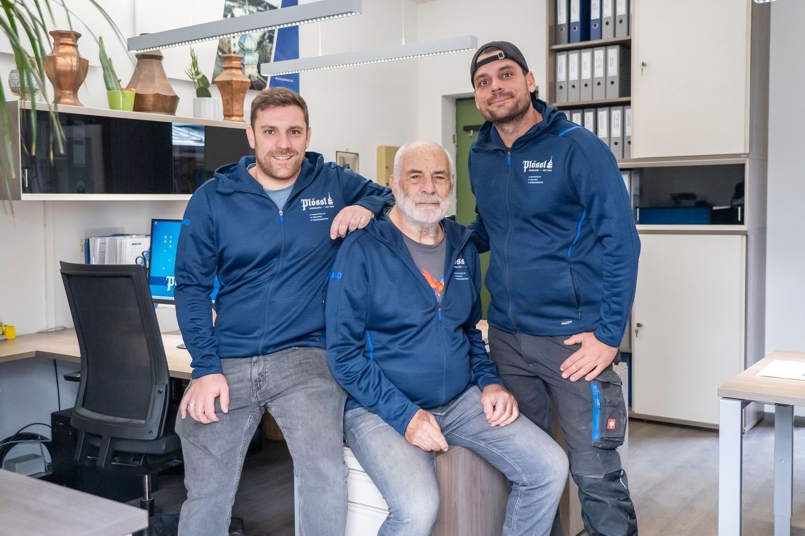 Ein echtes Familienunternehmen – Klemens Plössl, der den Betriebe in 3. Generation führt mit Vater und Vorgänger Bernd sowie Bruder Kai (v.l.). <br />
