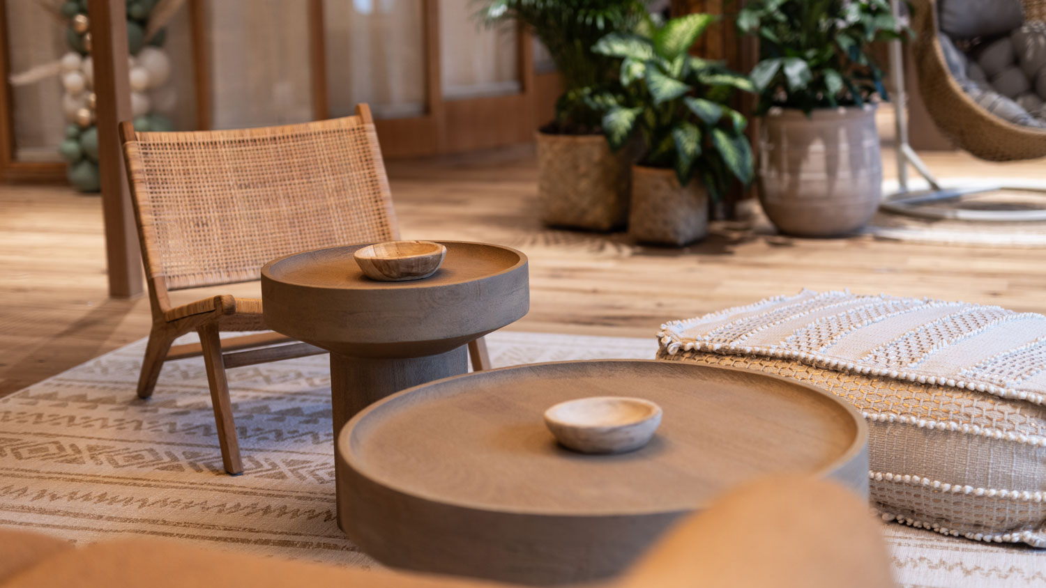 Wie Urlaub beim Eintreten: Der neu gestaltete Innenraum des Reisestudios Schrettl im Boho-Stil schafft mit natürlichen Materialien und warmen Farben eine entspannte Atmosphäre für persönliche Beratungsgespräche.