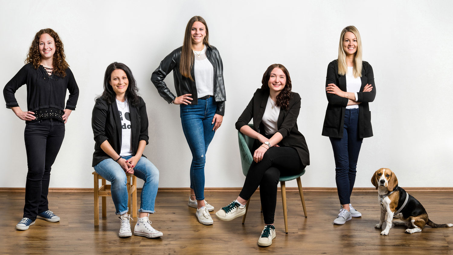 as Team des Reisestudios Schrettl steht für persönliche Beratung und echte Reiseerfahrung (v.l.n.r.): Sarah Kogler, Barbara Pirschner, Leonie Jäger, Anna Koch und Inhaberin Raffaela Pittracher.
