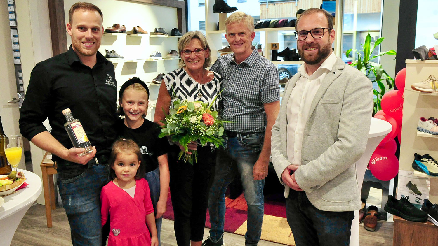 Mit Andreas Papes freuen sich auch seine Kinder Josephine und Paulina, Mutter Cornelia und Vater Gerald Papes sowie Bürgermeister Maco Mösl (v.l.) über die erfolgreiche <br />
Übergabe des traditionsreichen Betriebes in der Natterer Mittergasse.