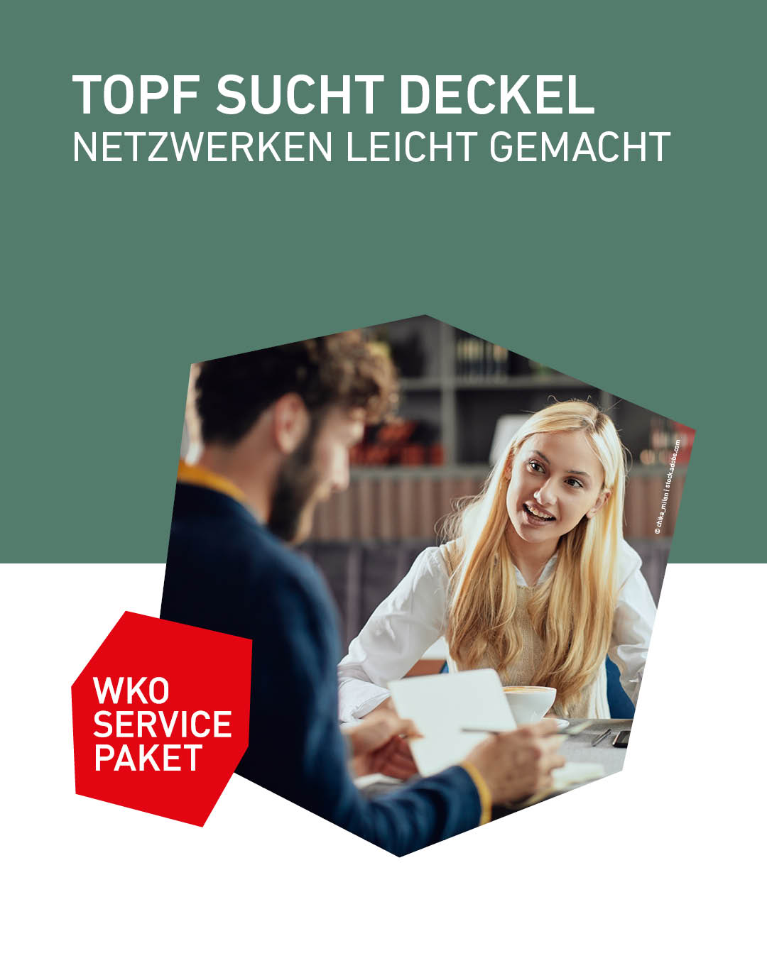 Eine Frau in einem wei&szlig;en Hemd sitzt an einem Tisch und spricht mit einem Mann.
