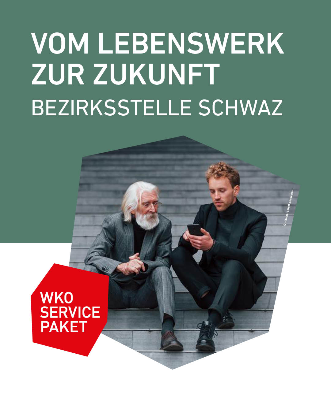 Zwei M&auml;nner in schwarzen Jacken sitzen auf einer Treppe und blicken in verschiedene Richtungen.