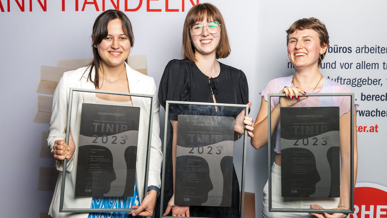 TINIP 2023 - Kategoriesieger &bdquo;Design&ldquo;: Antonia Bichler, Selina Binderlehner und Ida Handle-Hehn (v.l.). von der HTL Bau und Design Innsbruck. TINIP 2023 - Kategoriesieger &bdquo;Design&ldquo;: Antonia Bichler, Selina Binderlehner und Ida Handle-Hehn (v.l.). von der HTL Bau und Design Innsbruck. 