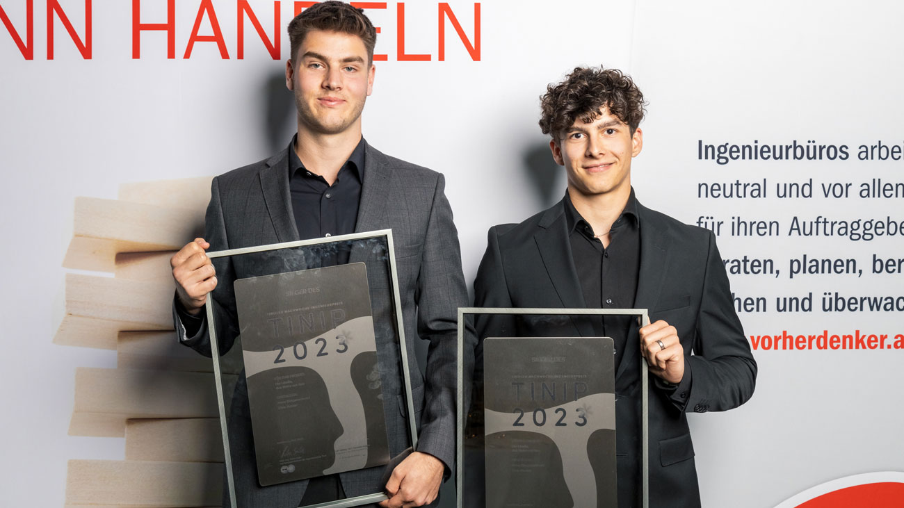 Sieger des TINIP 2023 sind Hans Klingenschmid (l.) und Elias Mader von der HTL Imst mit ihrem Projekt &bdquo;Libelle&ldquo;. 