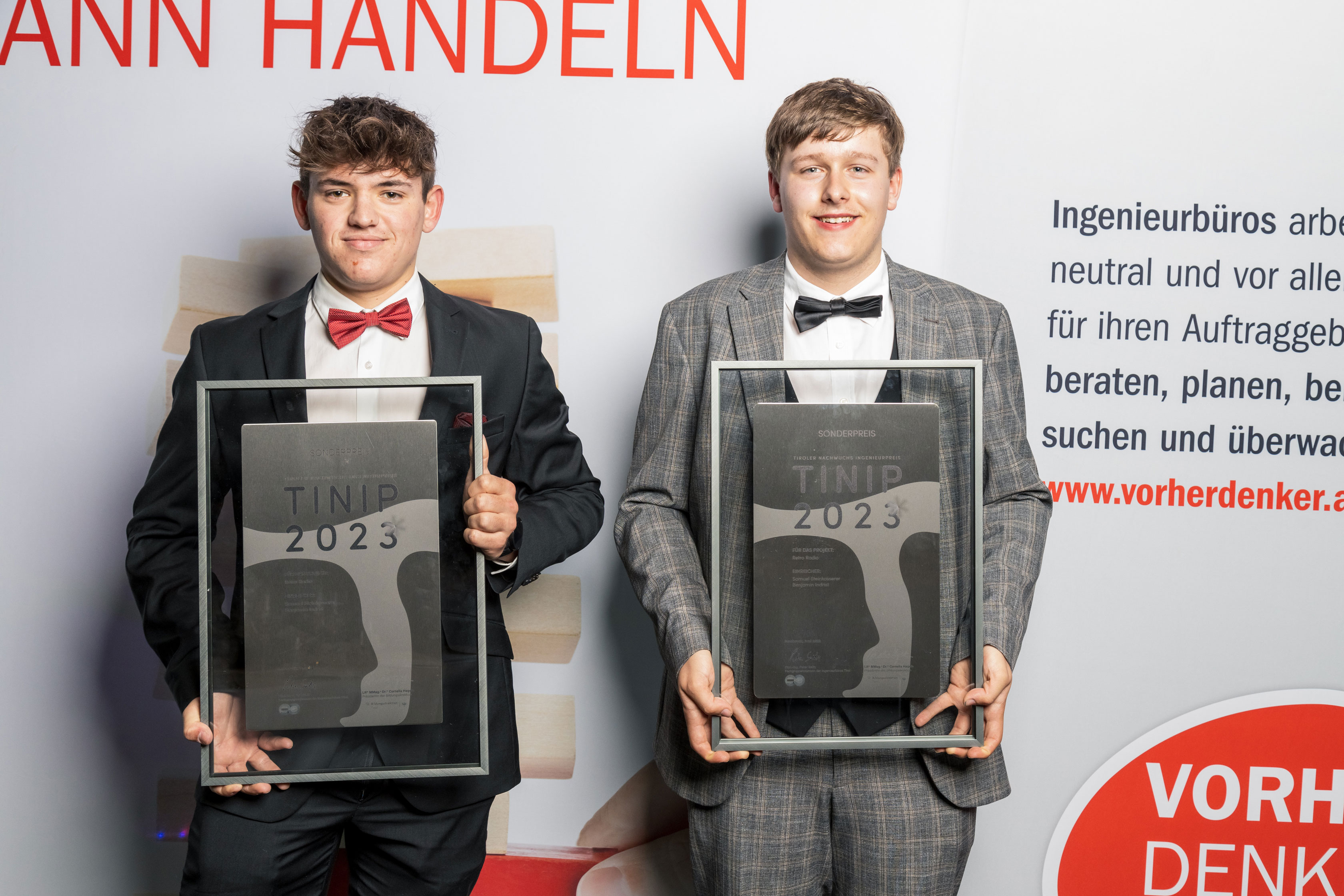 Wurden f&uuml;r ihr au&szlig;ergw&ouml;hliches Engagement und ihre Umsetzung des Retro Radios mit dem Sonderpreis ausgezeichnet: Benjamin Indrist (l.) und Samuel Steinkasserer von der PHTL Lienz.