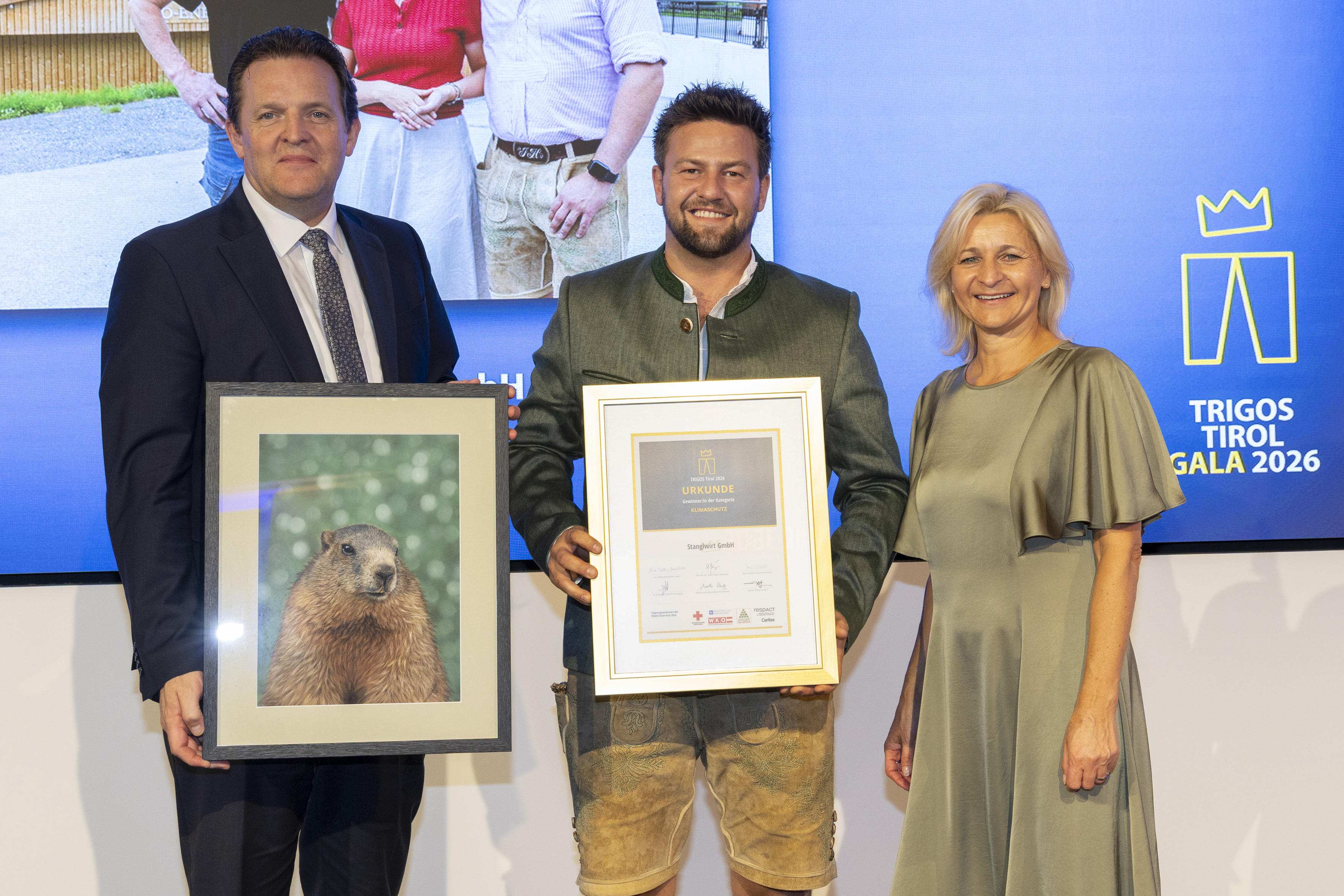 Sieger Kategorie &bdquo;Klimaschutz&ldquo;: Stanglwirt GmbH . Direktorin der Wirtschaftskammer Tirol, Evelyn Geiger-Anker (r.), und Landesrat Ren&eacute; Zumtobel (r.) gratulieren Johannes Hauser von der Stanglwirt GmbH.