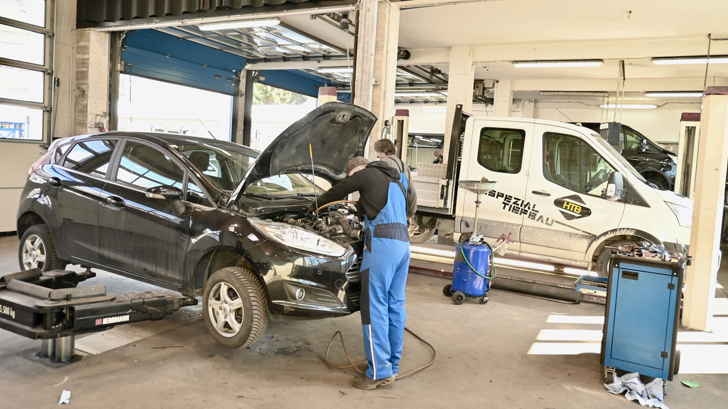 Werkstatt im Wandel:  In der 2022 erweiterten Servicehalle arbeiten die Mechaniker:innen heute auch an Fahrzeugen bis 5 Tonnen Gesamtgewicht. Der klassische Reparaturbedarf geht zur&uuml;ck, daf&uuml;r w&auml;chst der Aufwand f&uuml;r Diagnose und Konnektivit&auml;t.