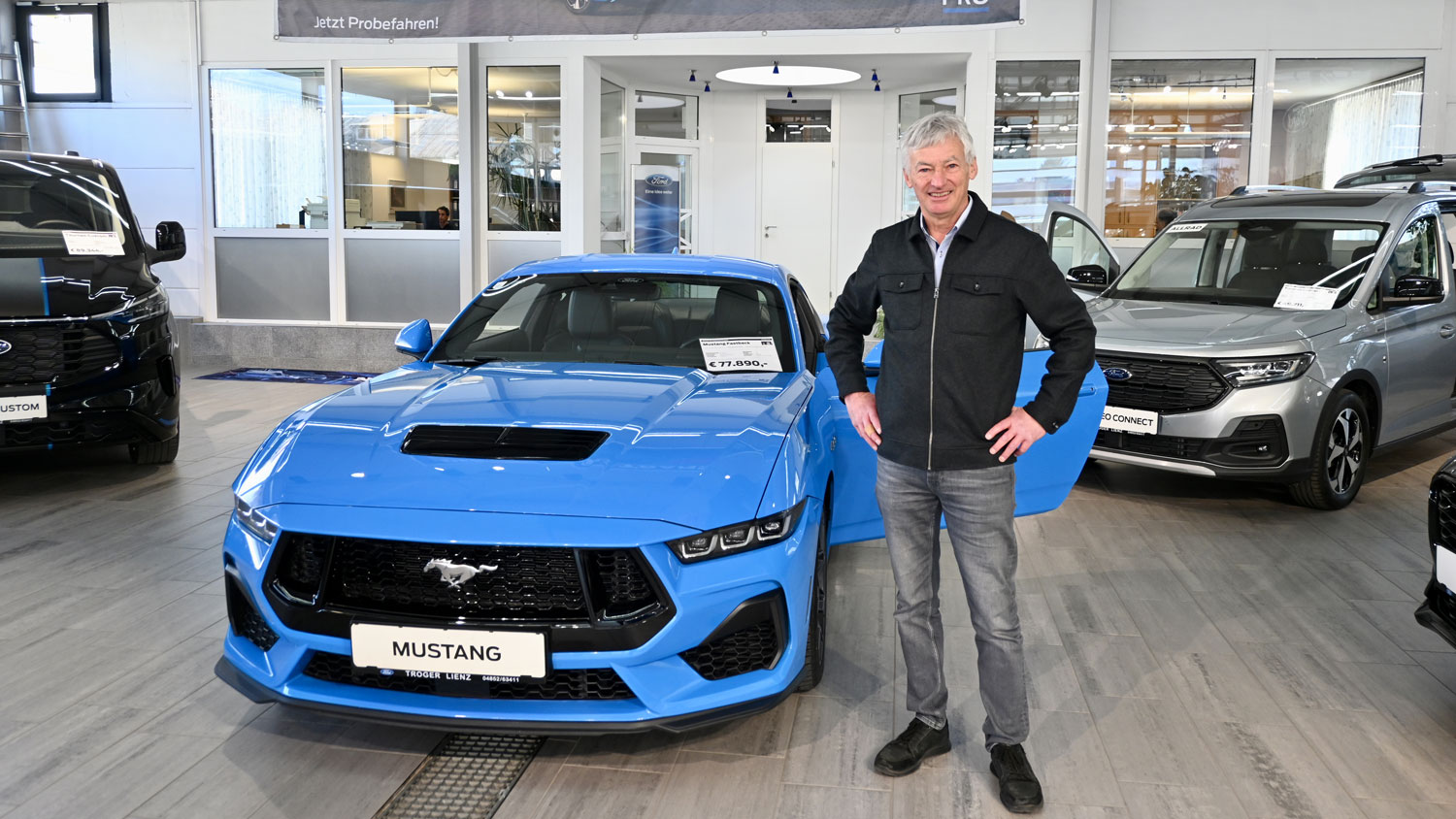 Vom Motorrad zum Mustang: Hermann Troger im Verkaufsraum des Autohauses Gebr&uuml;der Troger. Er f&uuml;hrte den Betrieb von 1985 bis 2024, heute steht er seinem Sohn beratend zur Seite.