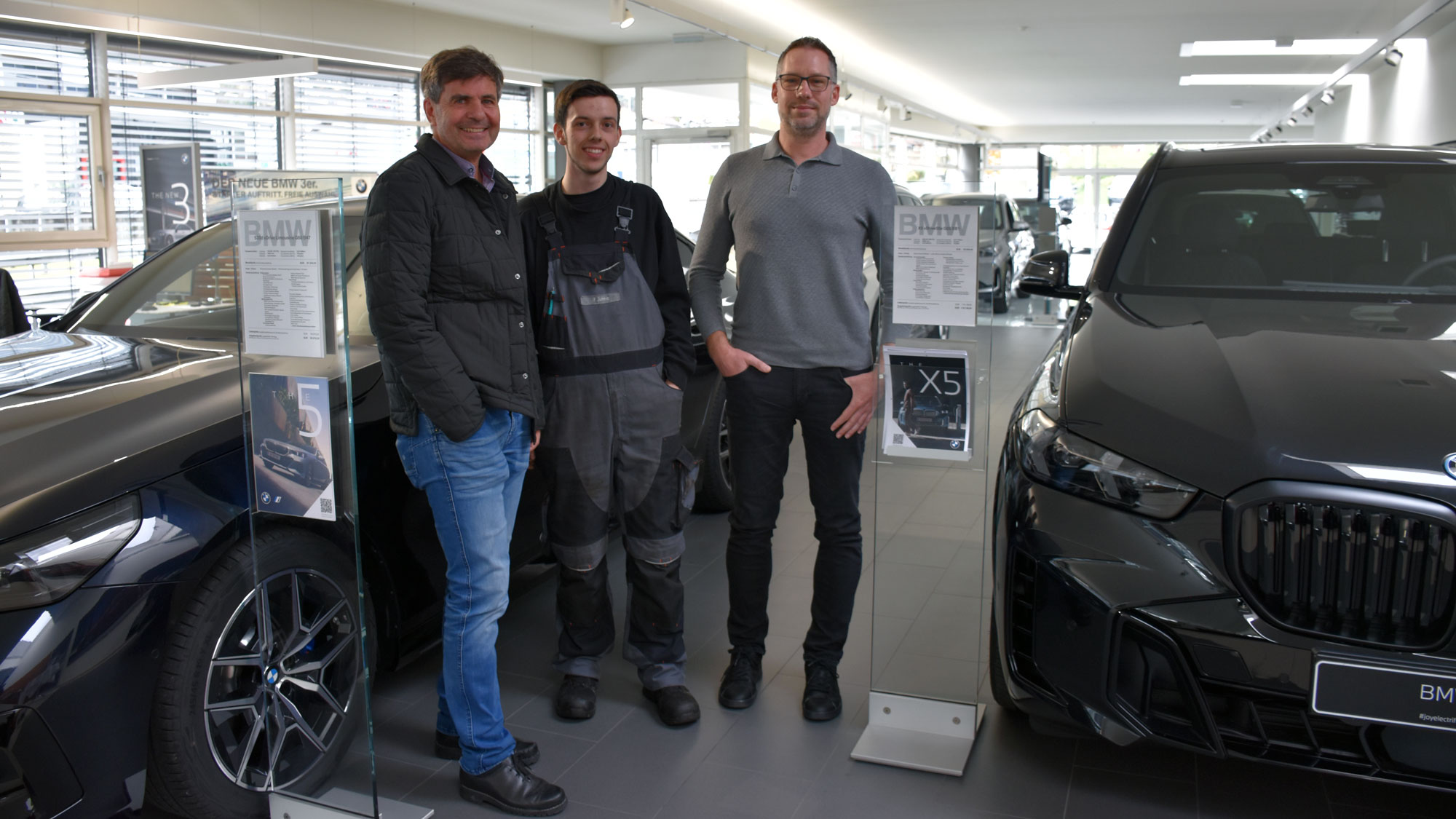 Perfektes Teamwork. Geschäftsführer Martin Melmer (l.) und Betriebsleiter David Griesser (r.) freuen sich Franco Jahnig als Lehrling bei sich im Autohaus Zorn-Wolf als KFZ-Techniker ausilden zu können. 