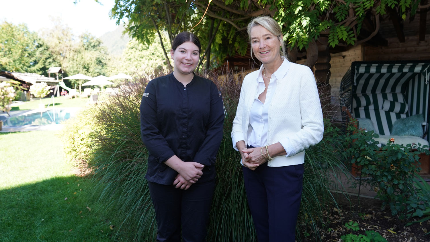 Theresa Höllwarth mit Michaela Duftner vom Böglerhof, wo auf höchstem Niveau ausgebildet wird.