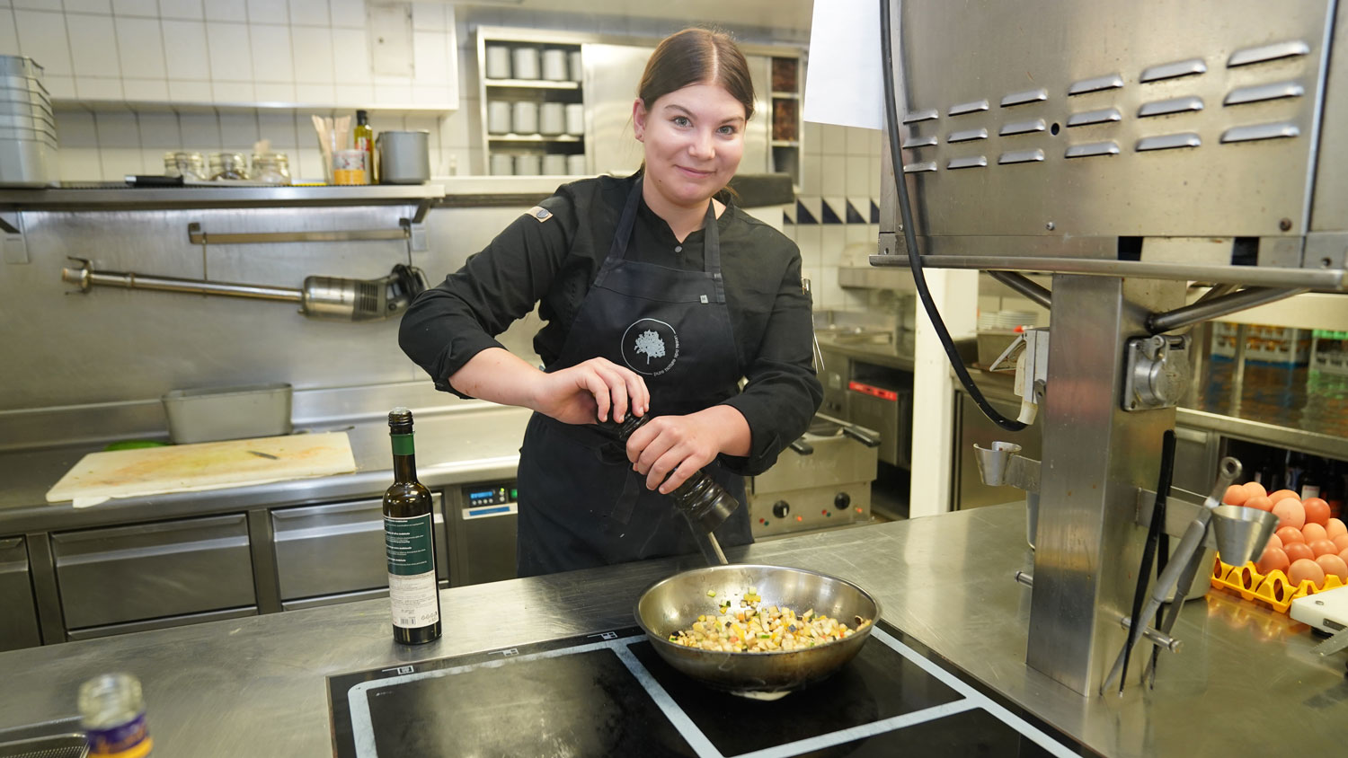 In der Küche beweist Theresa beim Blanchieren von Gemüse ihr handwerkliches Geschick und ihr wachsendes Können.
