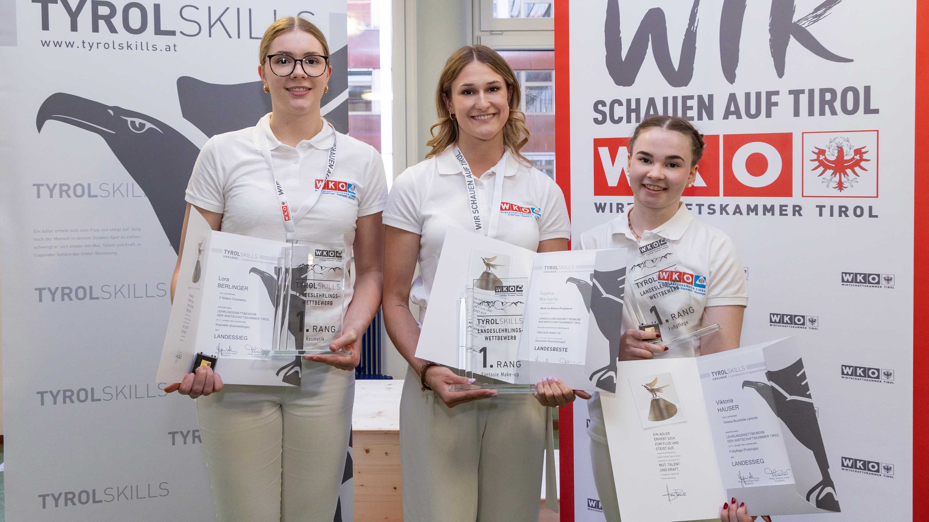 Die Landessiegerinnen Lora Berlinger (Kosmetik), Sophia Wackerle (Fantasie Make-up) und Viktoria Hauser (Fu&szlig;pflege, v.l.) werden Tirol beim Bundeslehrlingswettbewerb am 22. Mai in Klagenfurt vertreten.