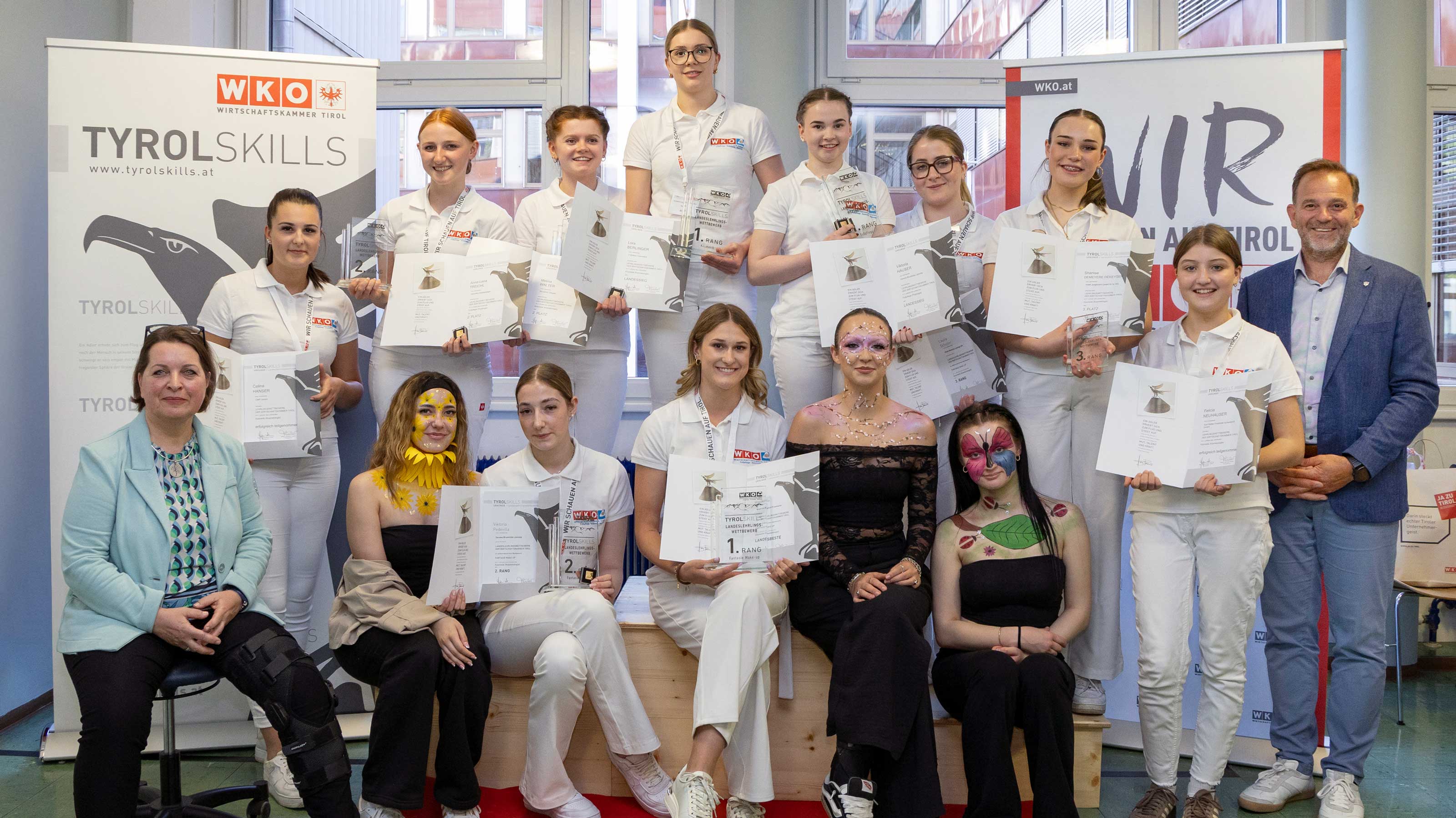 Die Teilnehmerinnen des TyrolSkills Landeslehrlingswettbewerbs der Sch&ouml;nheitsberufe mit Landesinnungsmeisterin Petra Erhart-Ruffer und WK-Fachkr&auml;ftekoordinator David Narr.