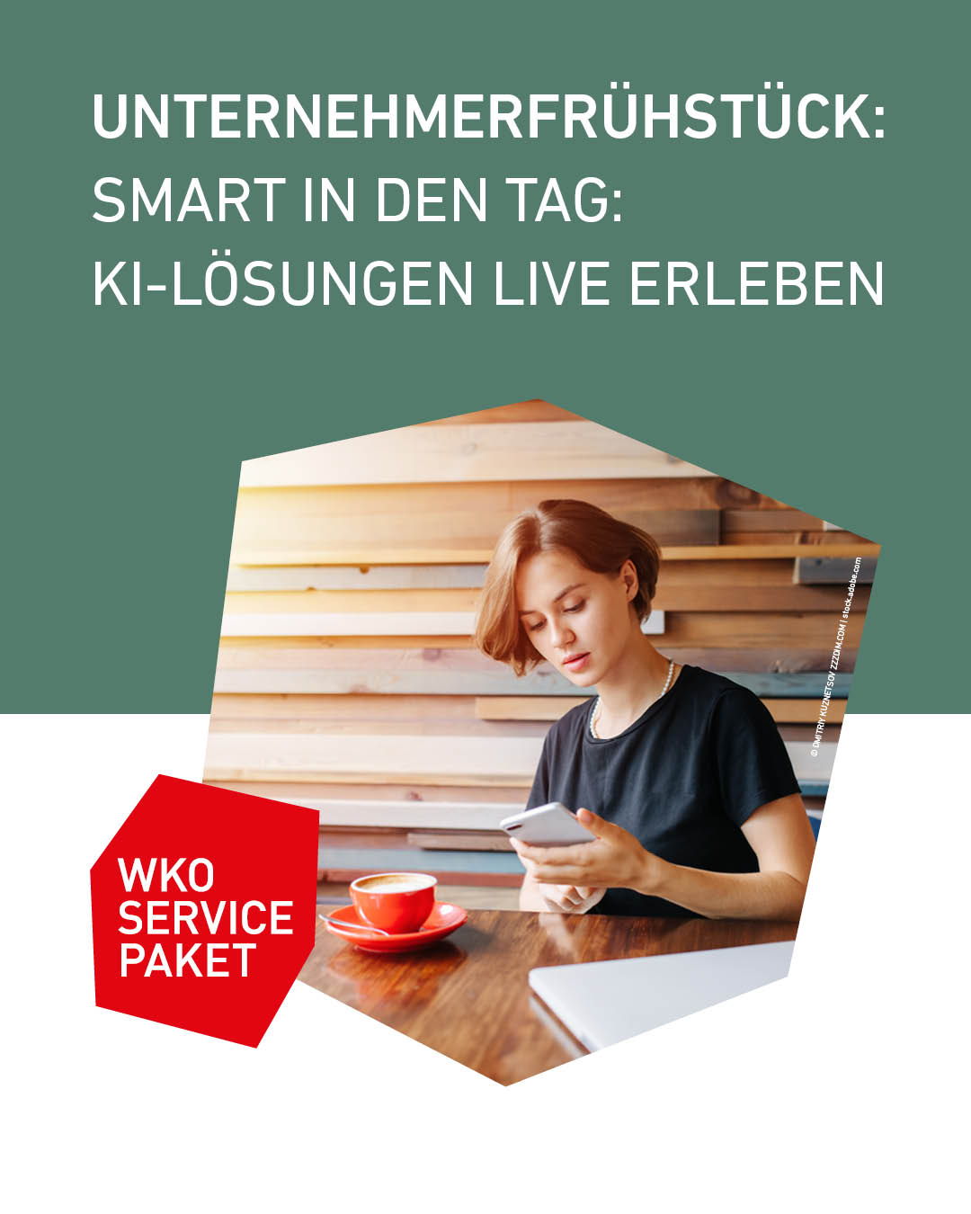 Eine Frau sitzt an einem Holztisch und verwendet ihr Smartphone in einem Caf&eacute;.