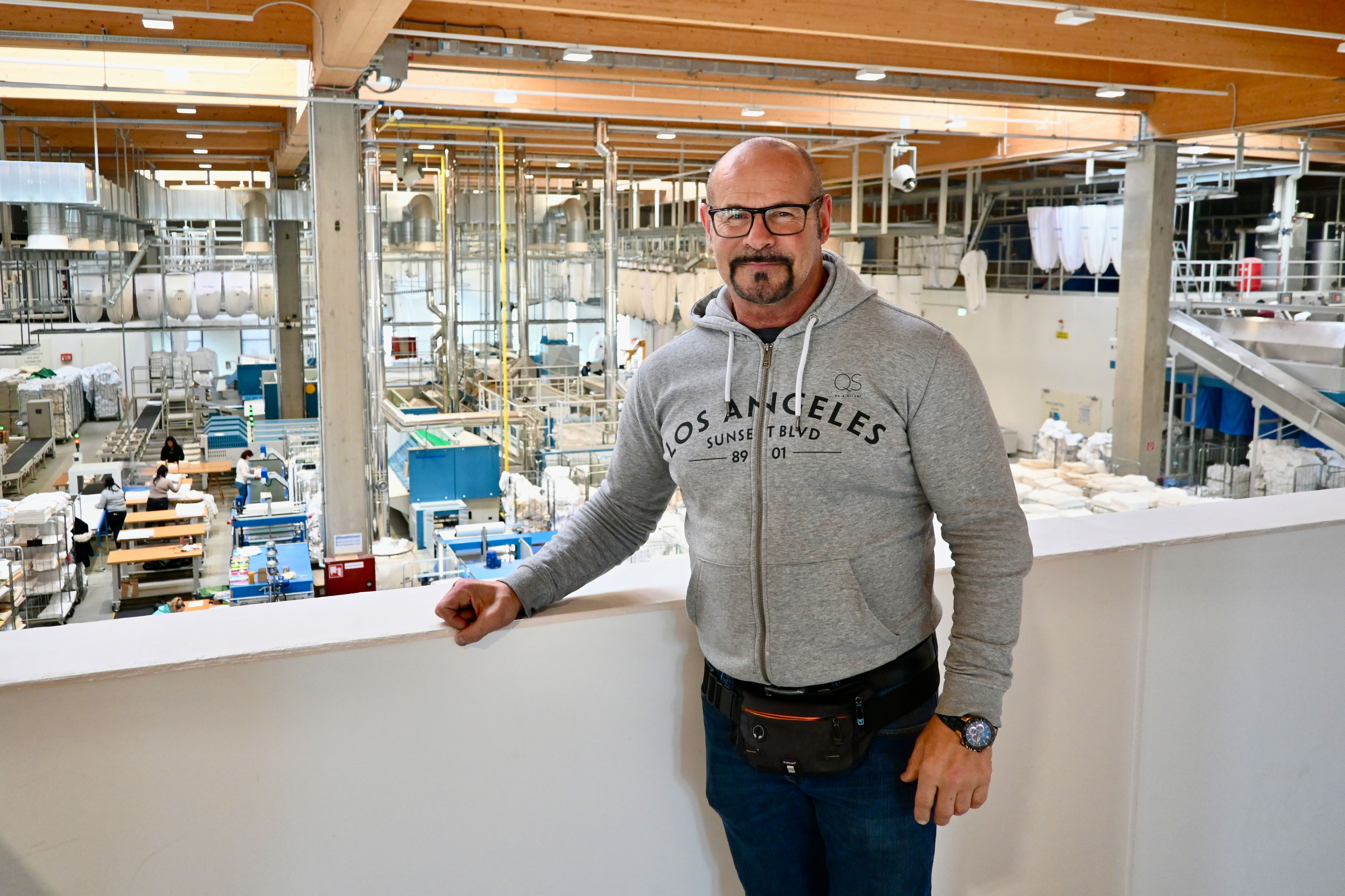 Betriebsleiter Hannes Engelschall plant, mit einer Wasseraufbereitungsanlage und einer PV-Anlage in die &Ouml;kologisierung des Standorts zu investieren.