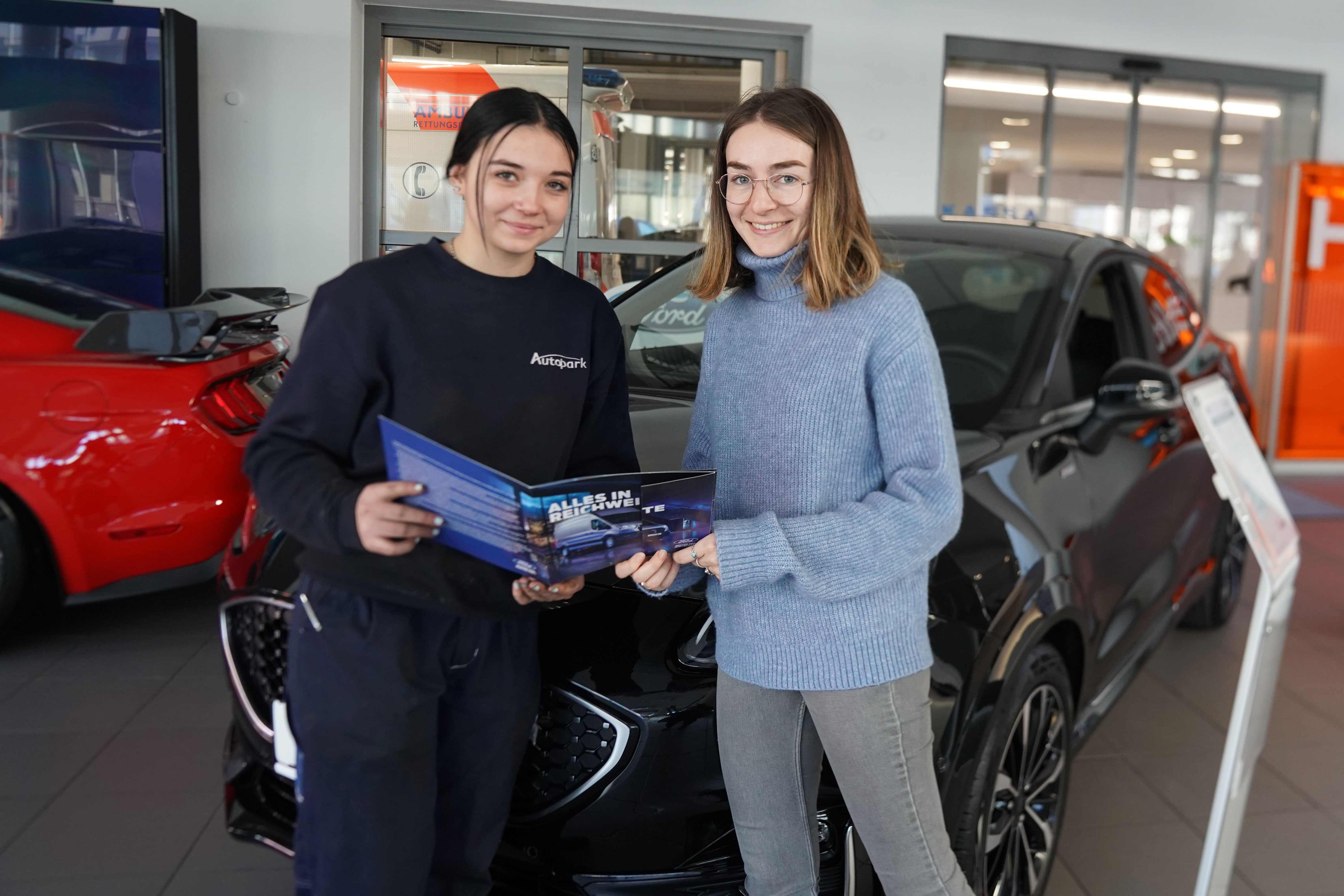 Lena Götsch-Hütter (l.) mit Personalleiterin Viktoria Mayr. Im Autopark sind weibliche Lehrlinge immer willkommen.