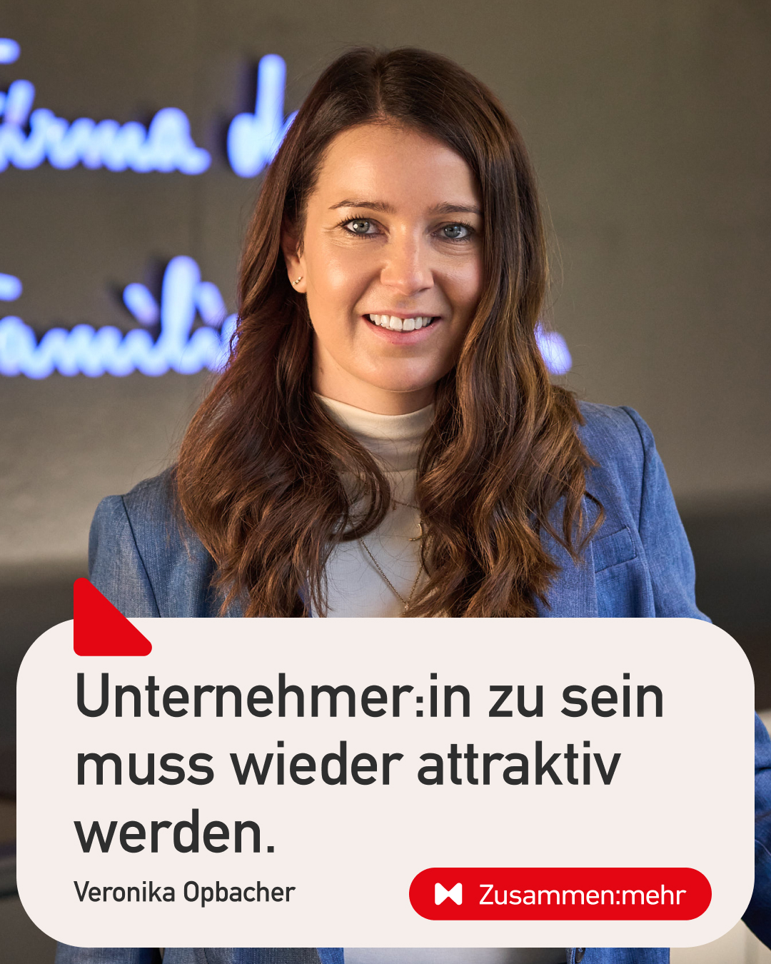 Veronika Opbacher im Podcast &bdquo;Zusammen:mehr&ldquo; der Wirtschaftskammer Tirol. Im Fokus stehen Unternehmertum, Gr&uuml;ndungsf&ouml;rderung und die Attraktivit&auml;t der Selbstst&auml;ndigkeit. Das Zitat &bdquo;Unternehmer:in zu sein muss wieder attraktiv werden&ldquo; unterstreicht die Bedeutung eines starken Wirtschaftsstandorts Tirol.