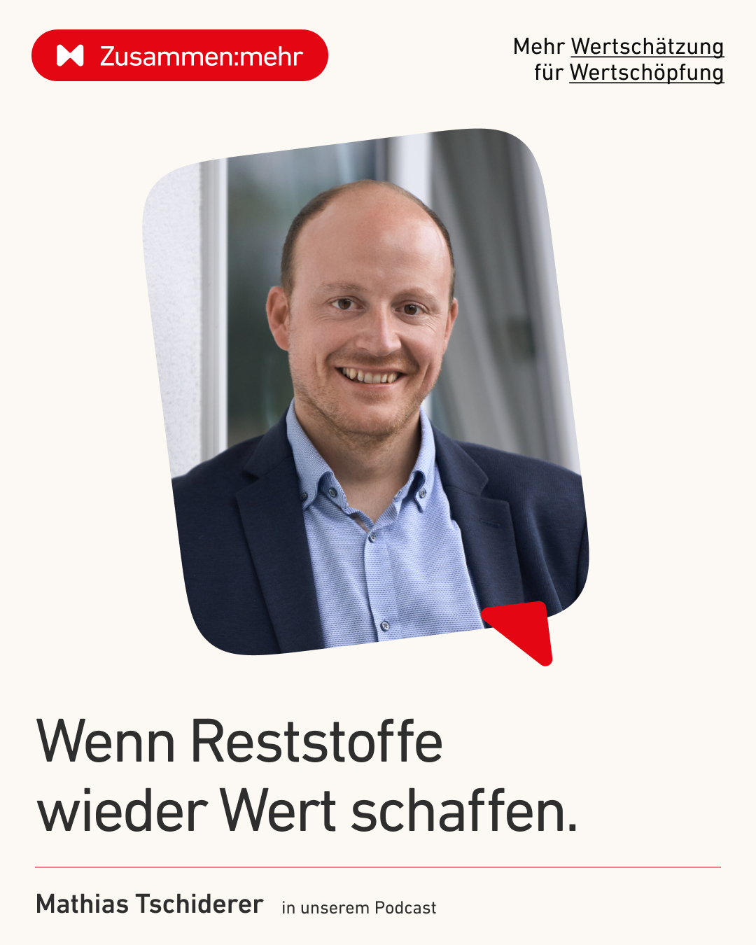 Ein Mann in einem blauen Anzug und hellblauer Bluse l&auml;chelt in einer professionellen Umgebung; &uuml;ber ihm steht der Text &bdquo;Zusammen:mehr&ldquo; und rechts oben &bdquo;Mehr Wertsch&auml;tzung f&uuml;r Wertsch&ouml;pfung&ldquo;; unterhalb des Bildes lautet die &Uuml;berschrift &bdquo;Wenn Reststoffe wieder Wert schaffen.&ldquo;