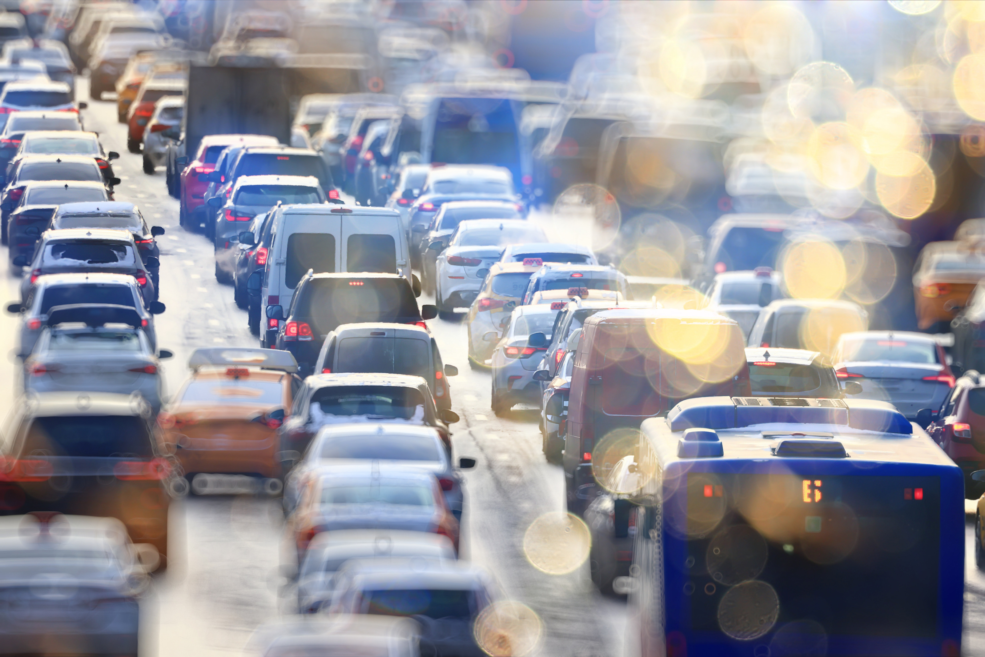 Mehrere Autos in Stau in R&uuml;ckansicht, Lichtflares im Bild