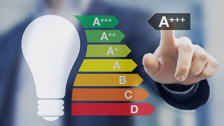 Hand die auf Energielabel deutet