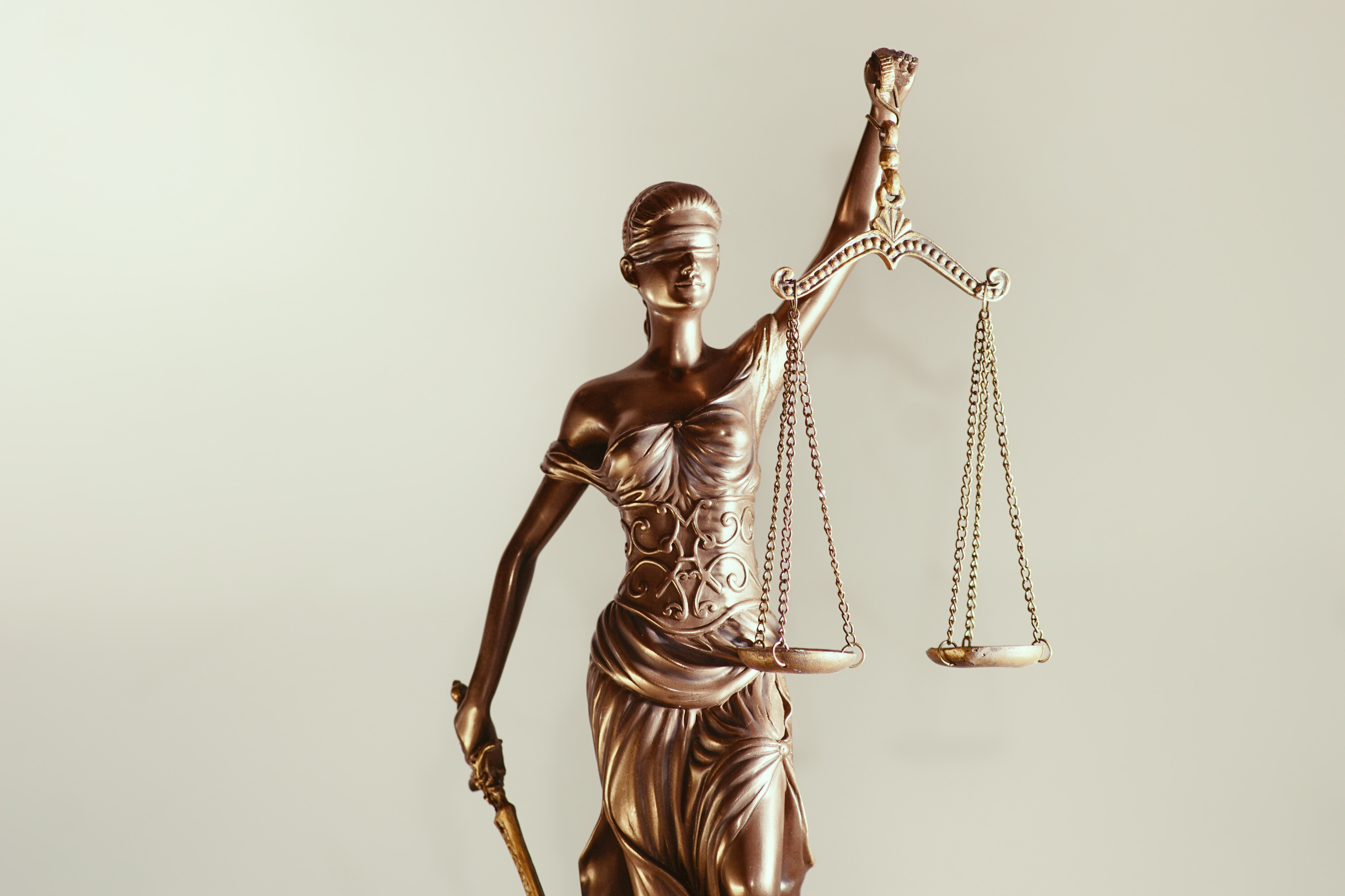 Justitia Figur h&auml;lt mit verbundenen Augen eine Waagschale in der einen Hand und in der anderen ein Schwert, Symbolik des Rechts