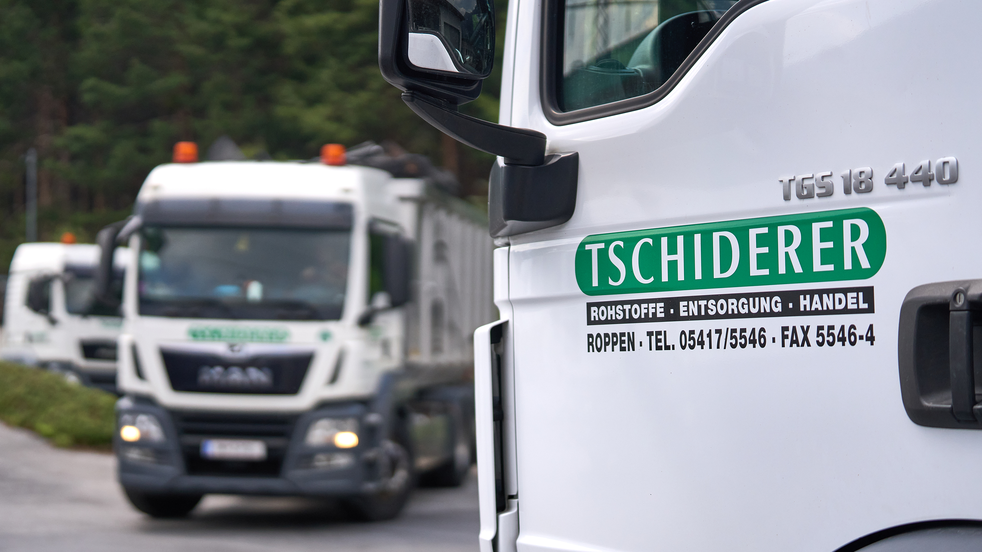 Es zeigt einen Lkw von der Firma Tschiderer. Mit Erfahrung, Effizienz und Engagement sichert Umweltschutz Tschiderer die hygienische sowie gesetzeskonforme Entsorgung tierischer Nebenprodukte in ganz Tirol.