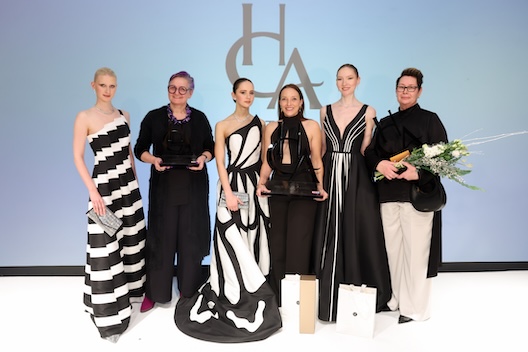 Die GewinnerInnen des Haute Couture Austria Award 2025<br />
Karin Pfeifenberger (3. Platz) mit Model Laura, Katharina Sch&ouml;nbauer-Manak (1. Platz) mit Model Lara, Liane Scherz (2. Platz) mit Model Kamila