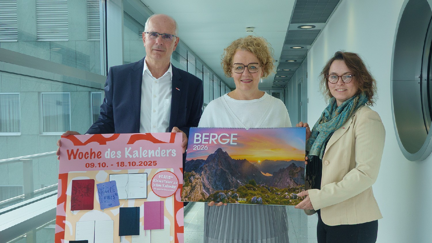 Andreas Auer und Elisabeth Ossberger &uuml;berreichen Christiane Teschl-Hofmeister ein Geschenk zur &bdquo;Woche des Kalenders&ldquo;