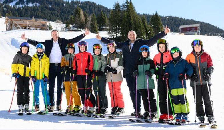 Vorarlberger Schulskitage: Gruppenfoto einer Ski-Klasse